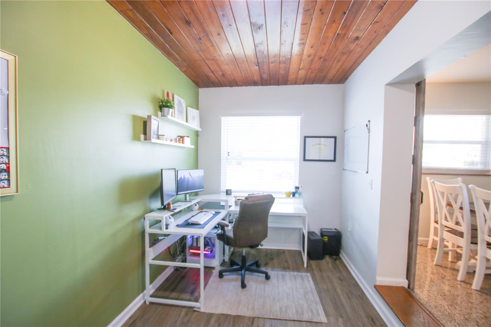 Listing photo id 9 for 2810 Robson Street