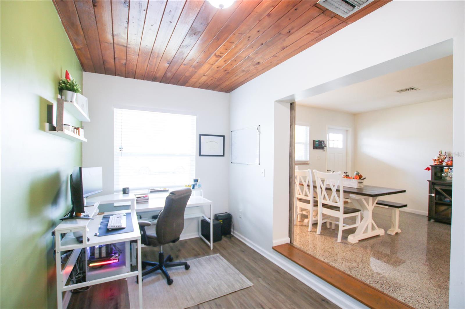 Listing photo id 10 for 2810 Robson Street