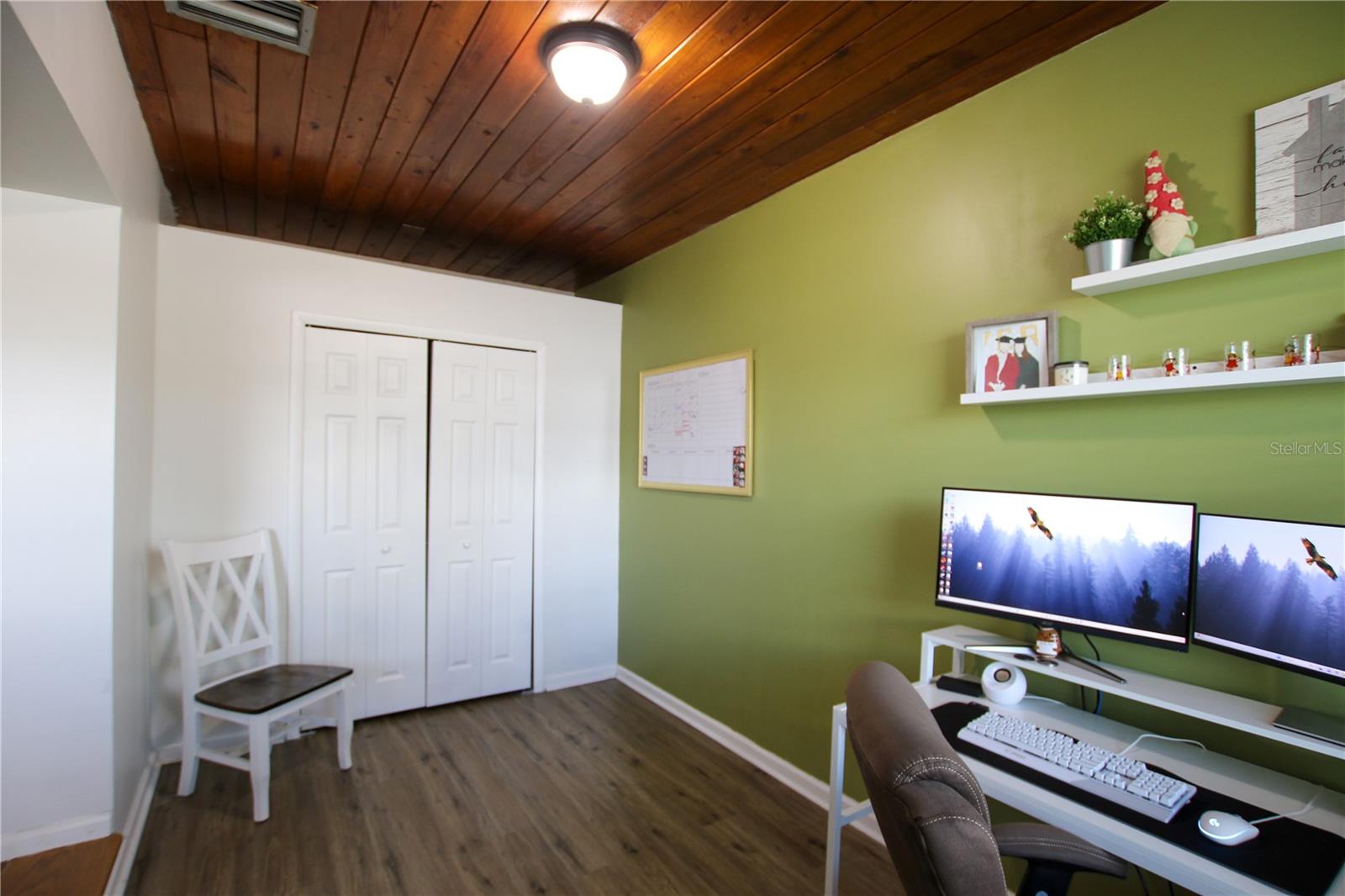 Listing photo id 11 for 2810 Robson Street