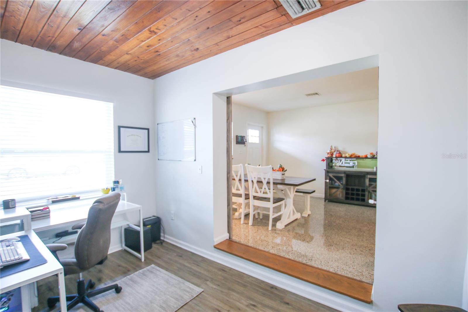 Listing photo id 12 for 2810 Robson Street