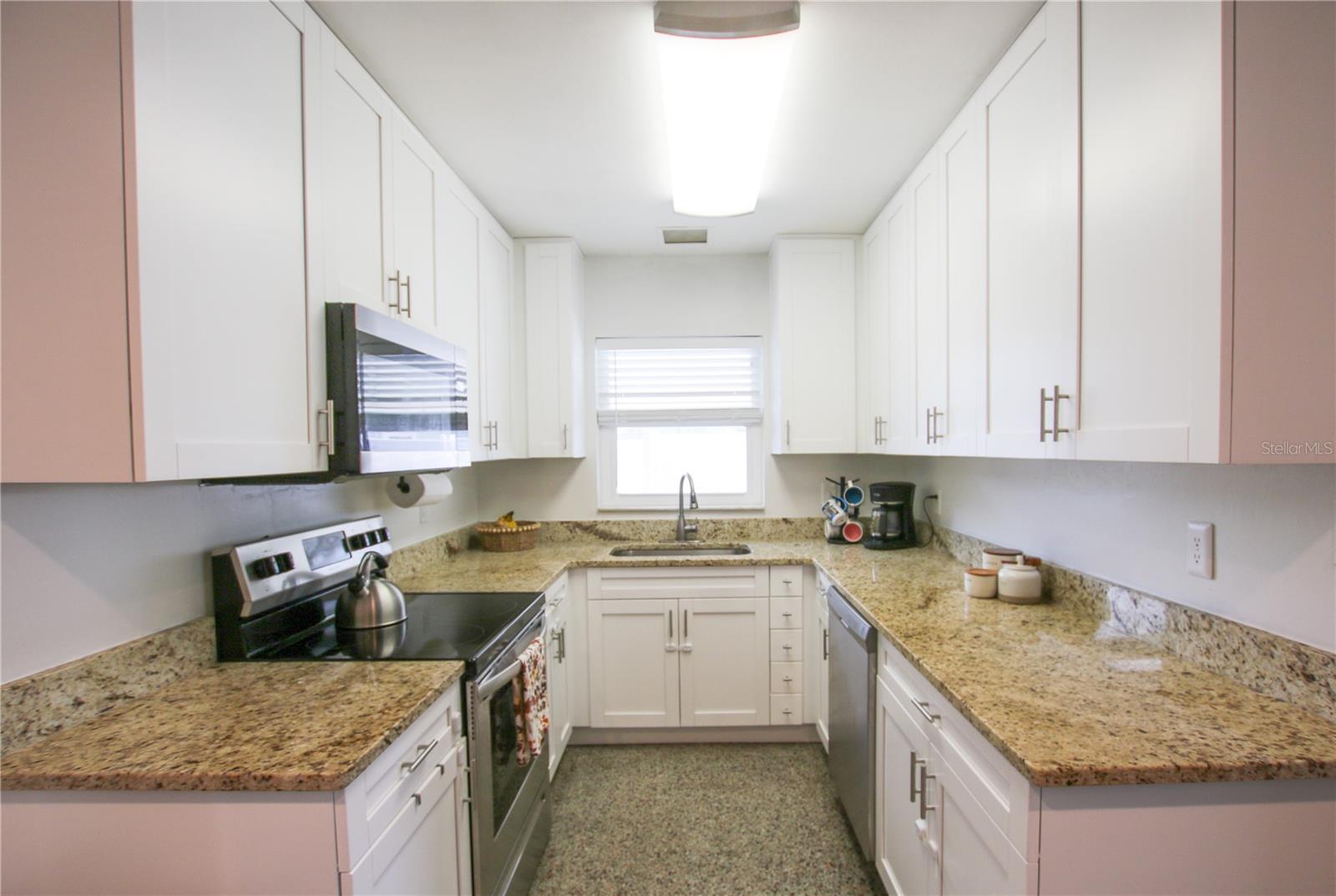 Listing photo id 13 for 2810 Robson Street