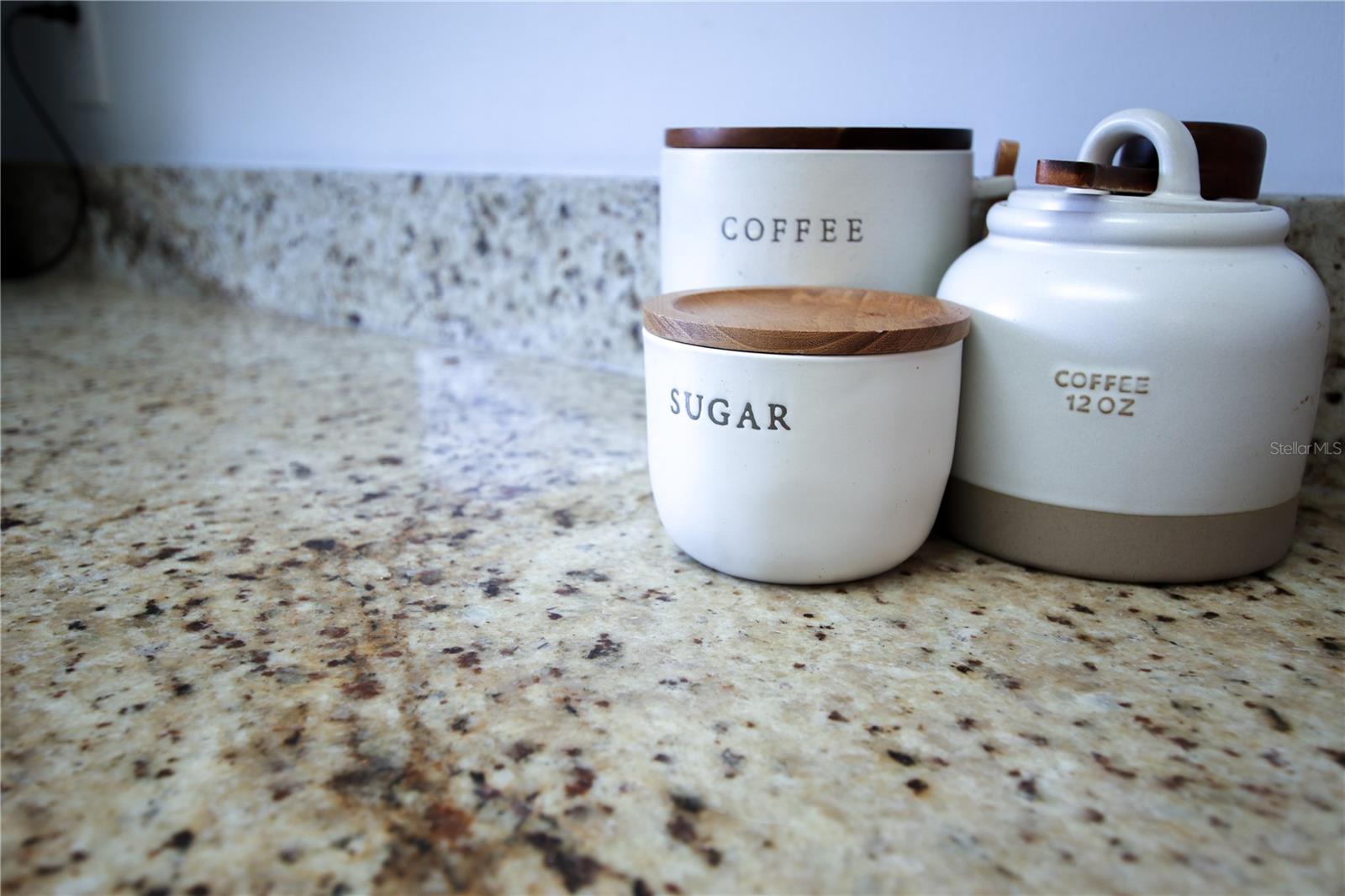 Listing photo id 14 for 2810 Robson Street