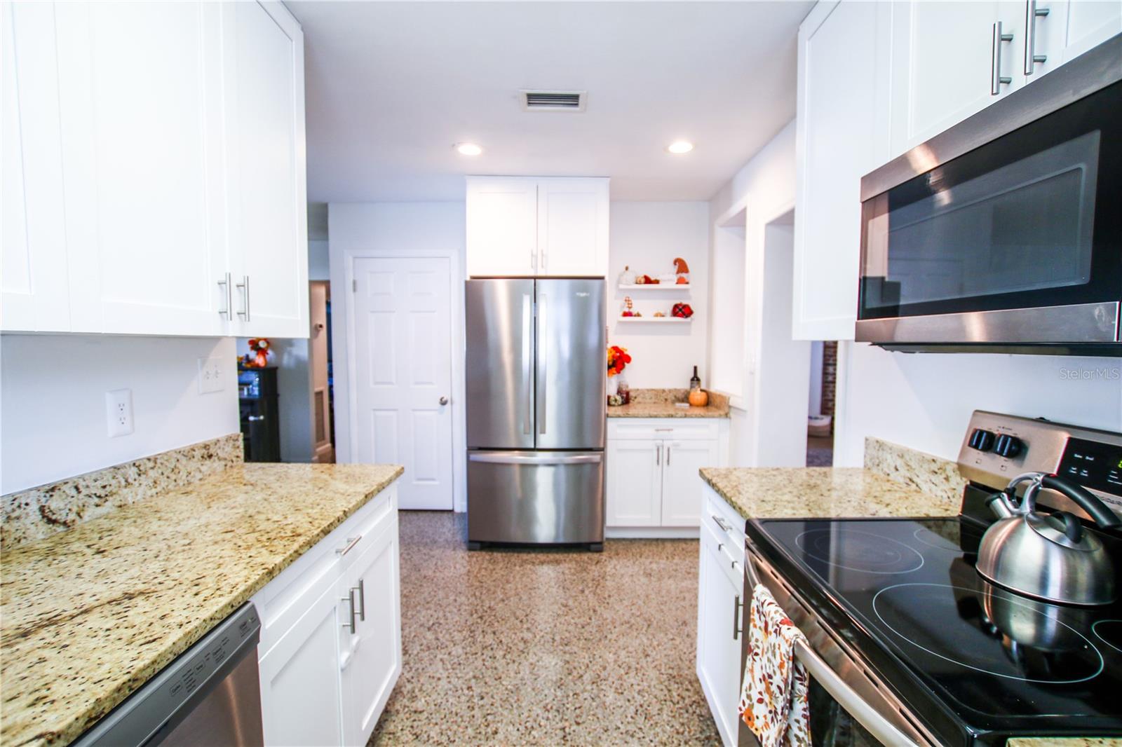 Listing photo id 15 for 2810 Robson Street