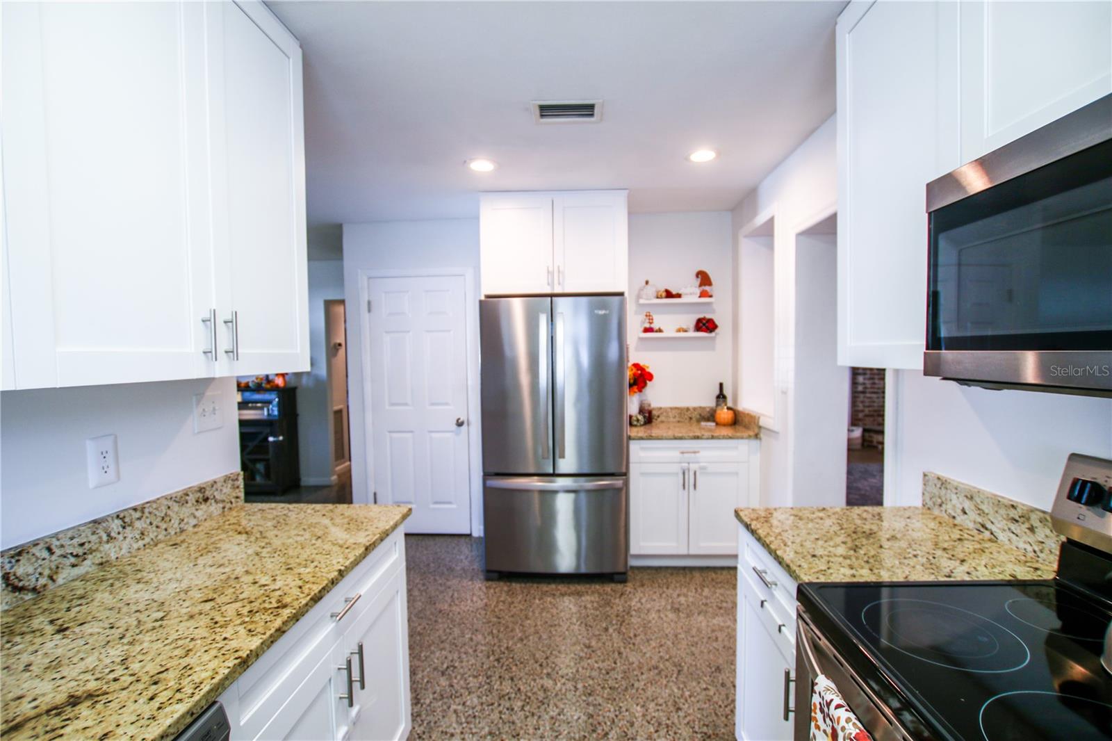 Listing photo id 16 for 2810 Robson Street