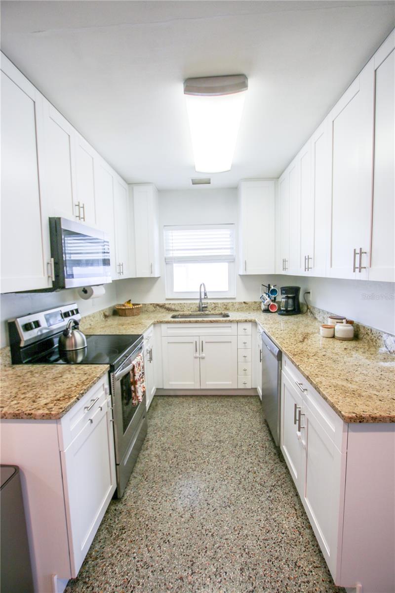 Listing photo id 17 for 2810 Robson Street