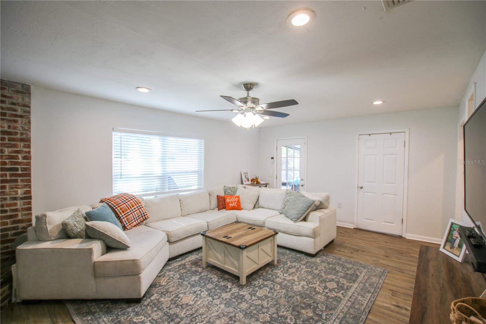 Listing photo id 22 for 2810 Robson Street