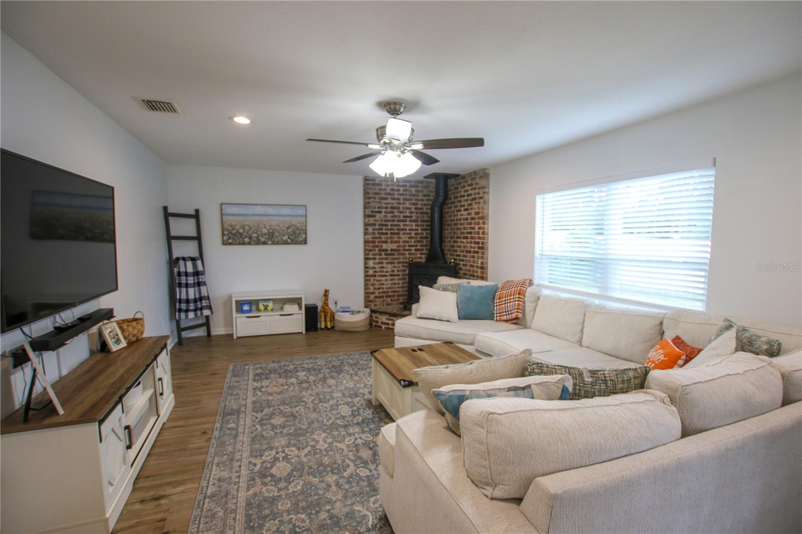 Listing photo id 25 for 2810 Robson Street