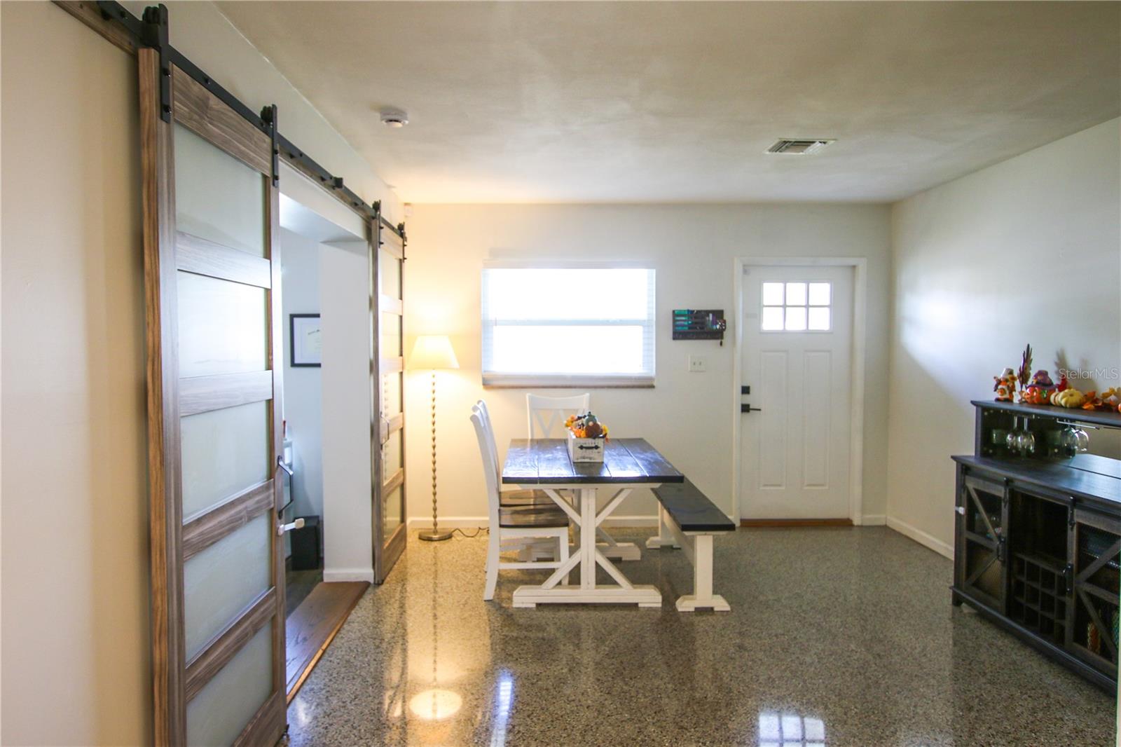 Listing photo id 1 for 2810 Robson Street