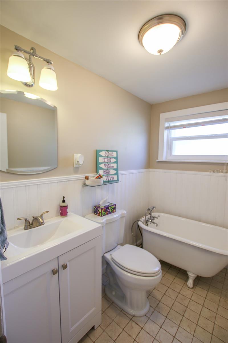 Listing photo id 34 for 2810 Robson Street