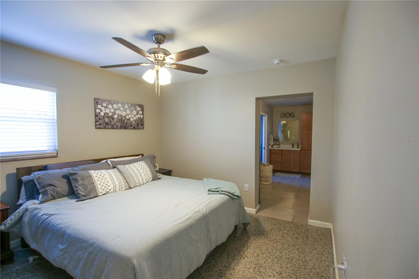 Listing photo id 35 for 2810 Robson Street