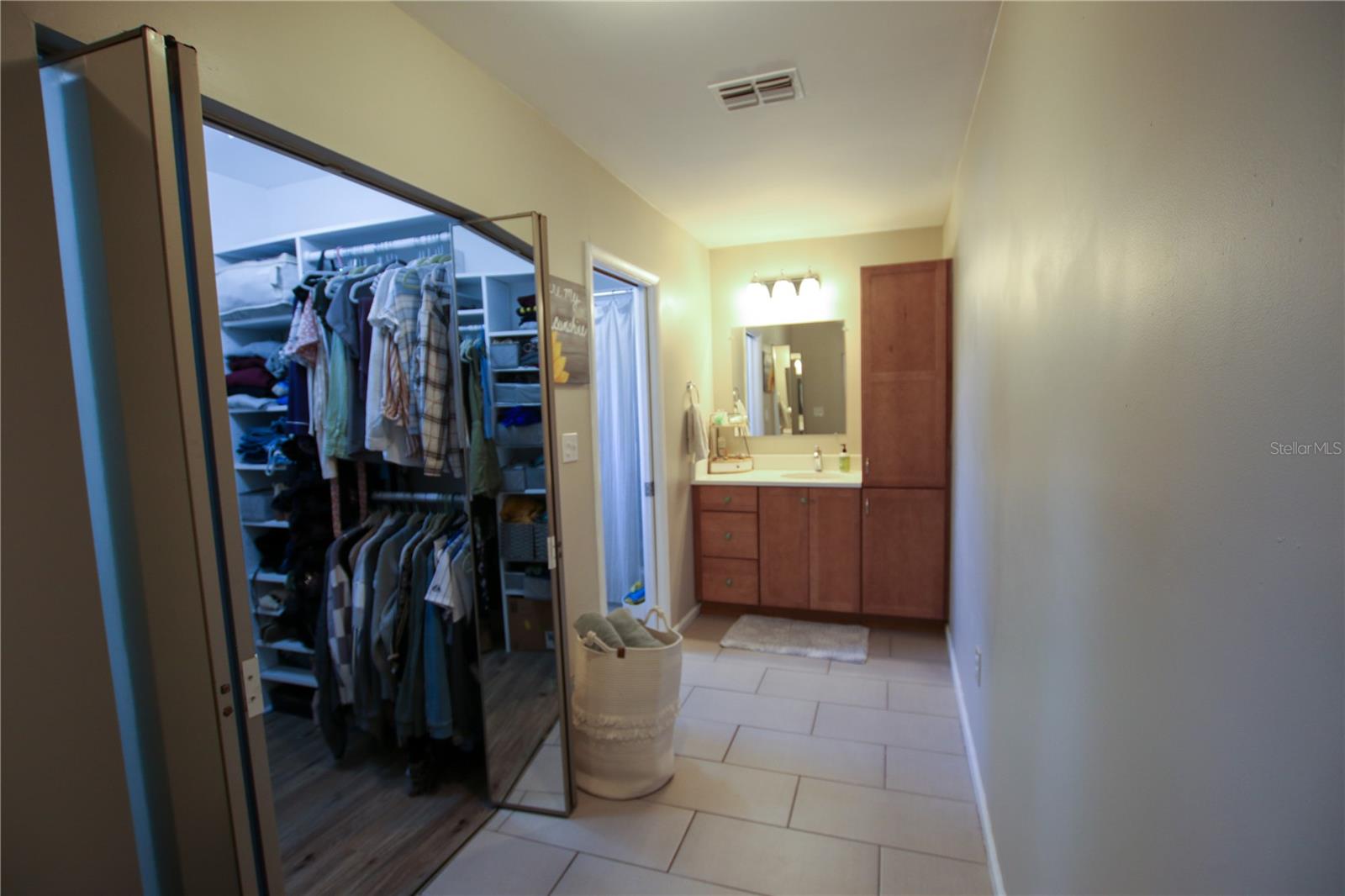 Listing photo id 37 for 2810 Robson Street
