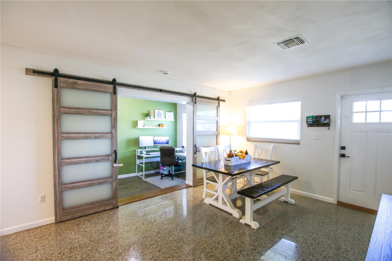 Listing photo id 2 for 2810 Robson Street