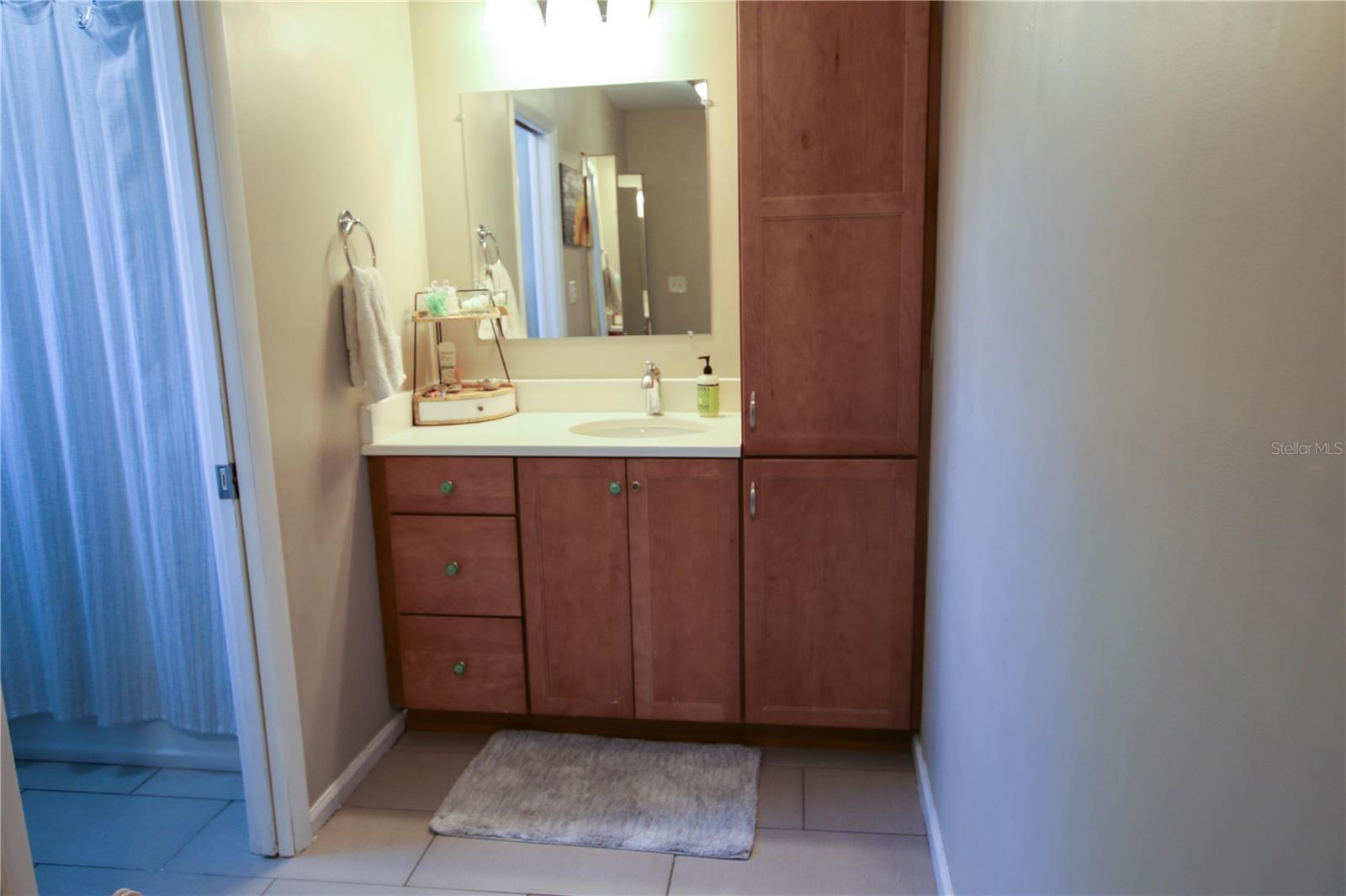 Listing photo id 40 for 2810 Robson Street