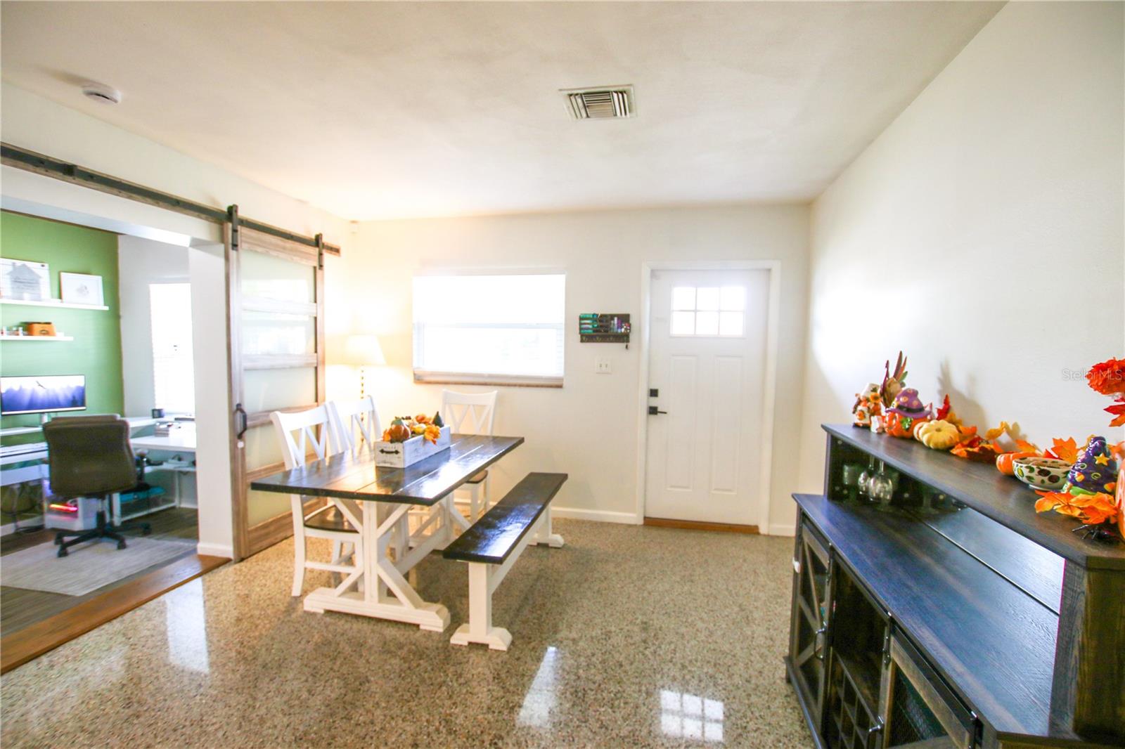 Listing photo id 3 for 2810 Robson Street