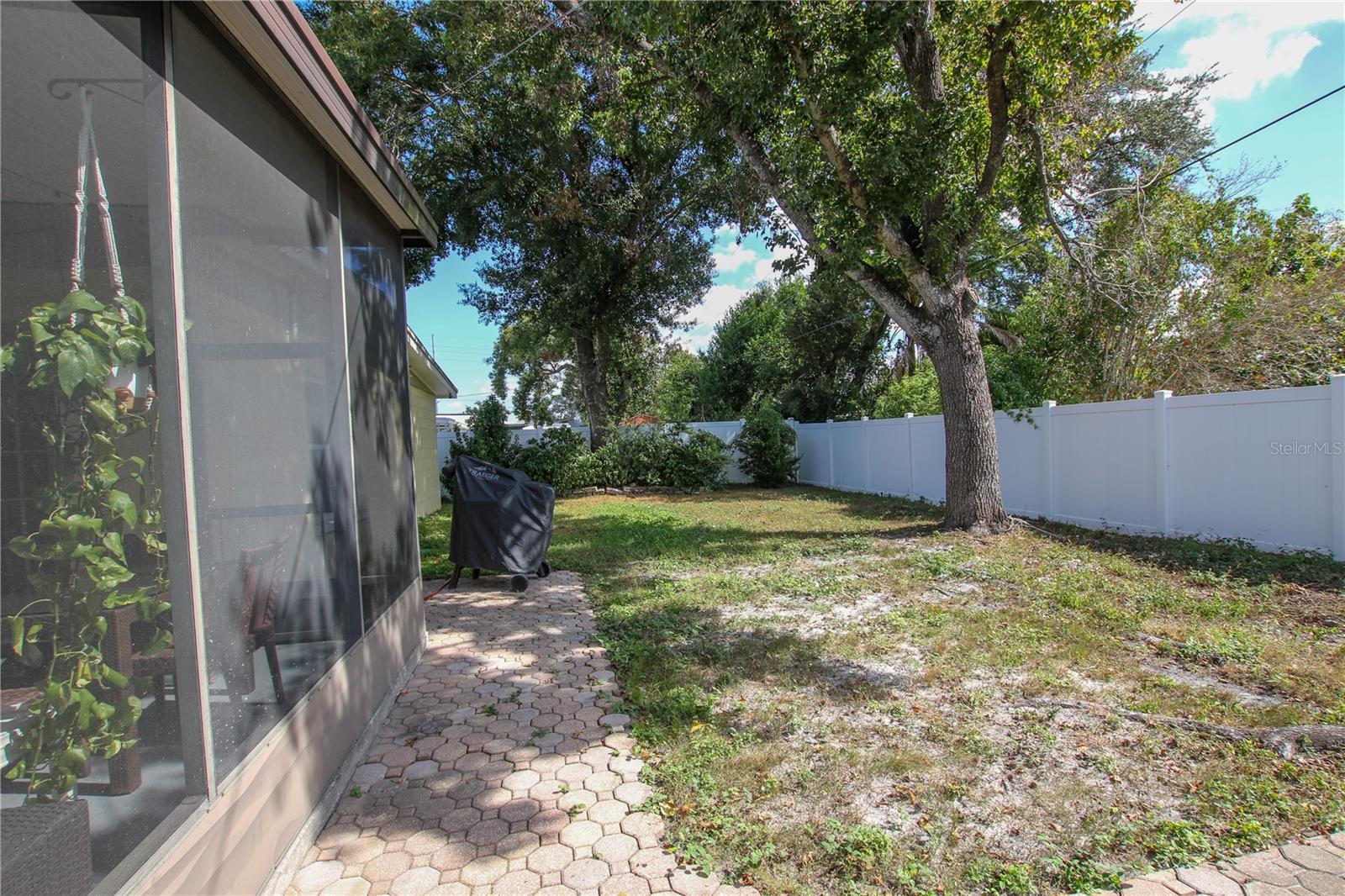 Listing photo id 50 for 2810 Robson Street