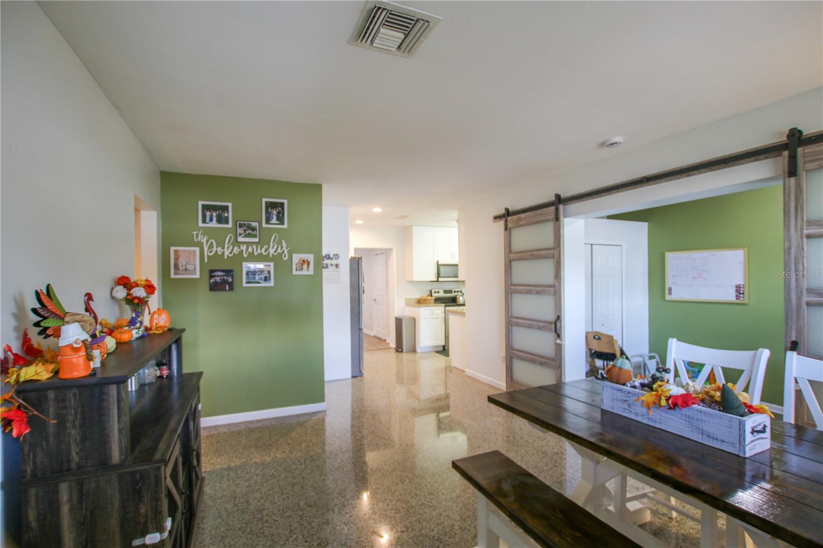 Listing photo id 4 for 2810 Robson Street