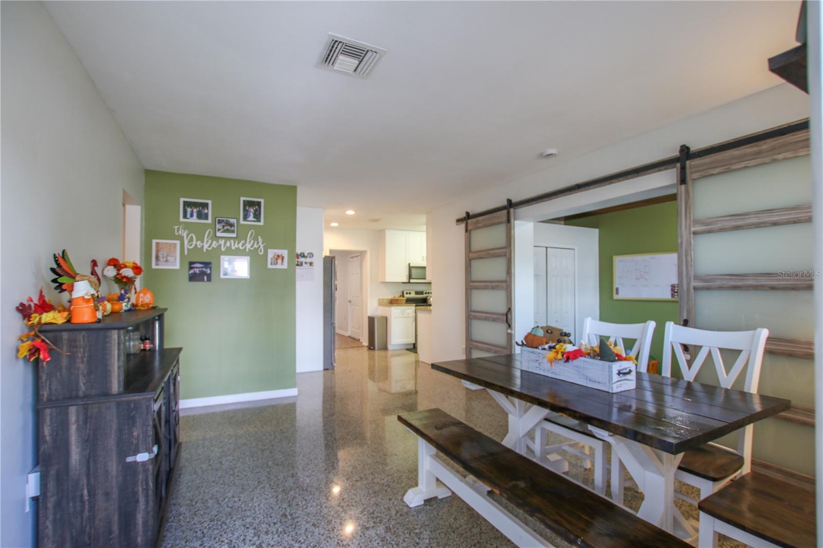 Listing photo id 5 for 2810 Robson Street