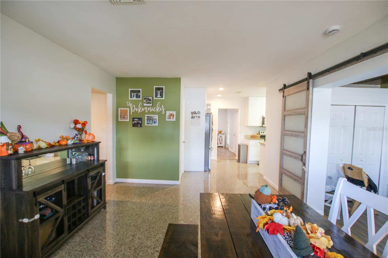 Listing photo id 6 for 2810 Robson Street