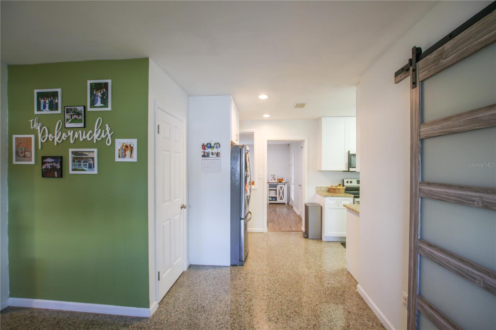 Listing photo id 7 for 2810 Robson Street