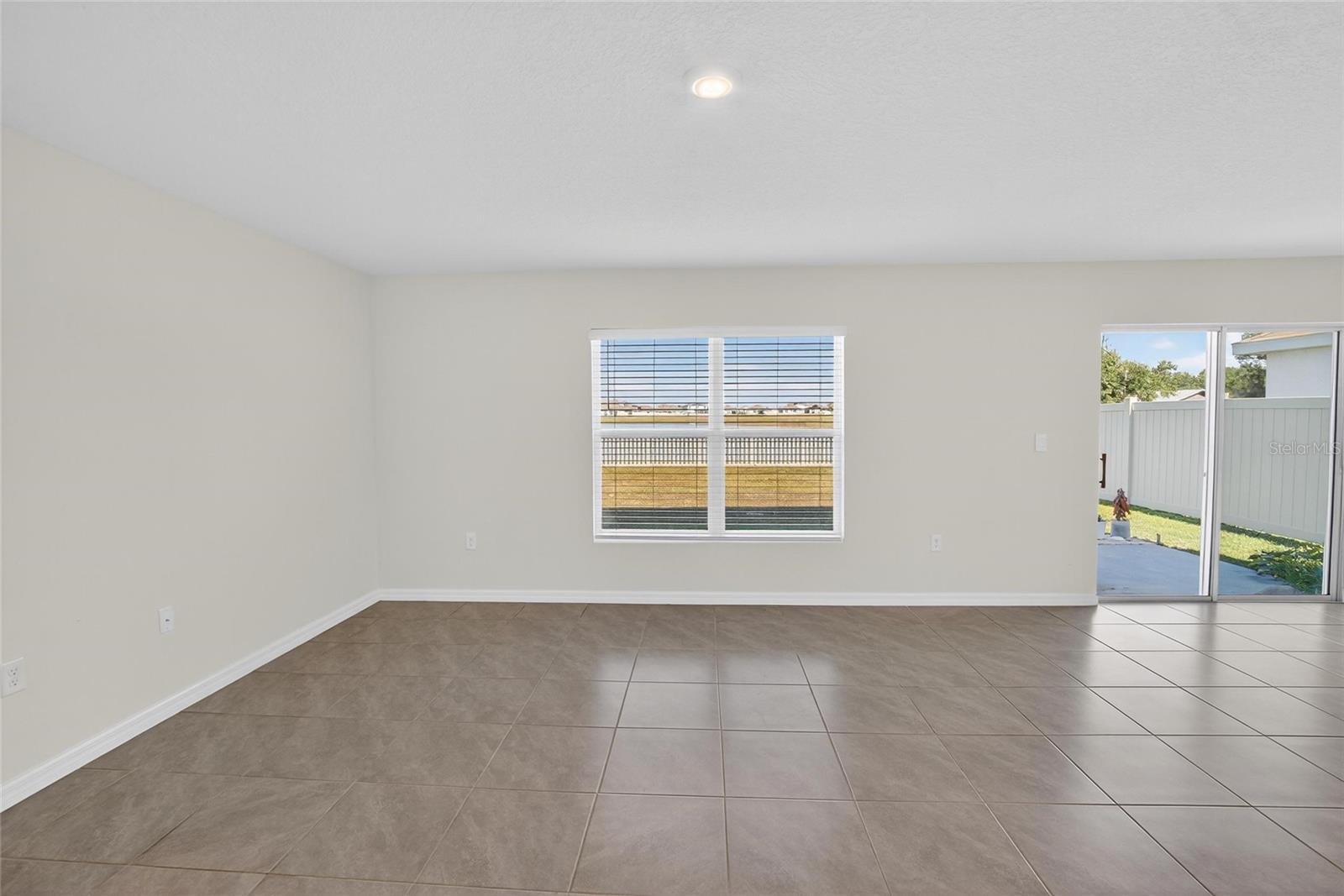 Image 18 of 68 For 3288 Silver Date Drive