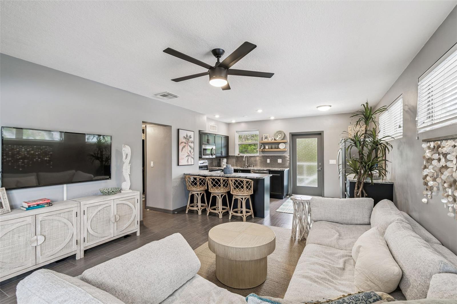 Image 13 of 48 For 346 Pennsylvania Avenue 3