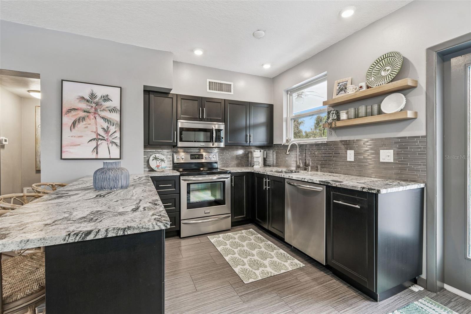 Image 6 of 48 For 346 Pennsylvania Avenue 3