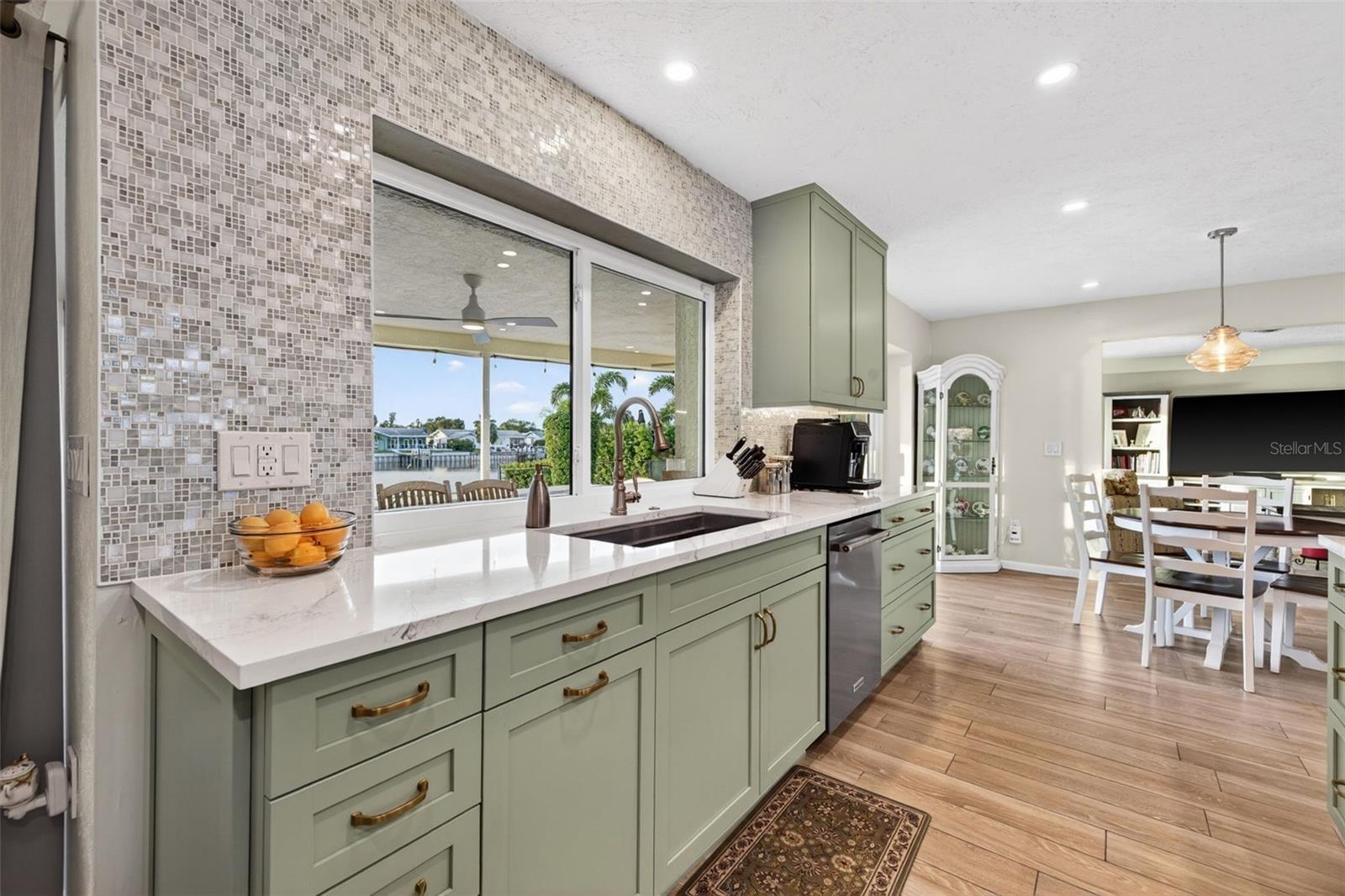 Image 16 of 58 For 4712 Overlook Drive Ne