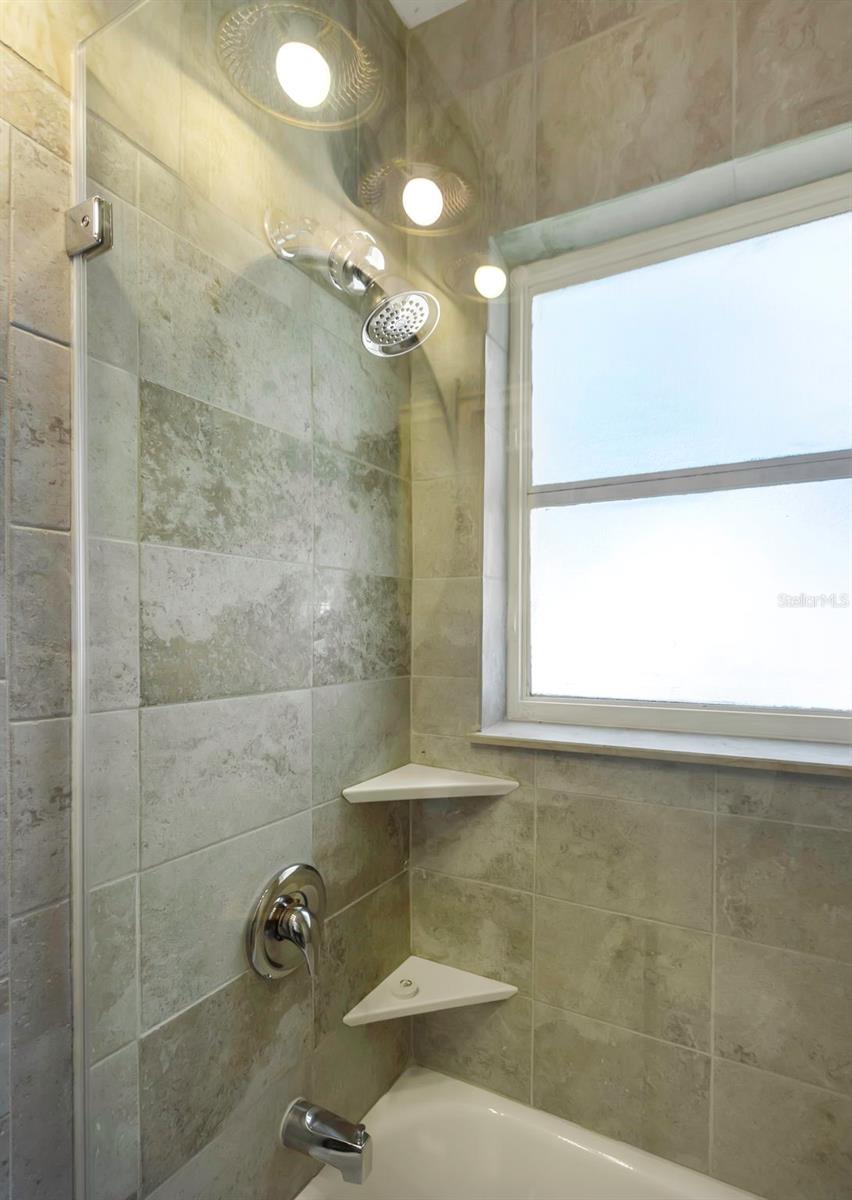 Image 42 of 57 For 1057 Calumet Street