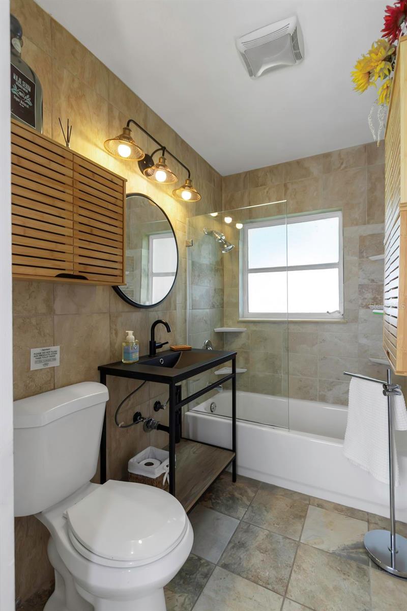 Image 43 of 57 For 1057 Calumet Street