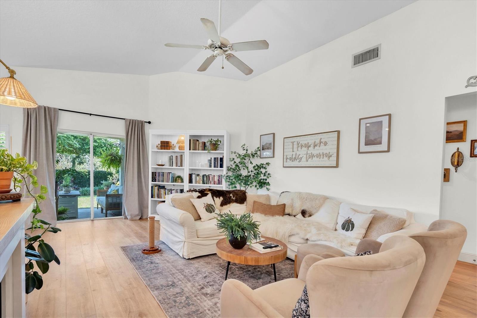 Listing photo id 12 for 27610 Sky Lake Circle