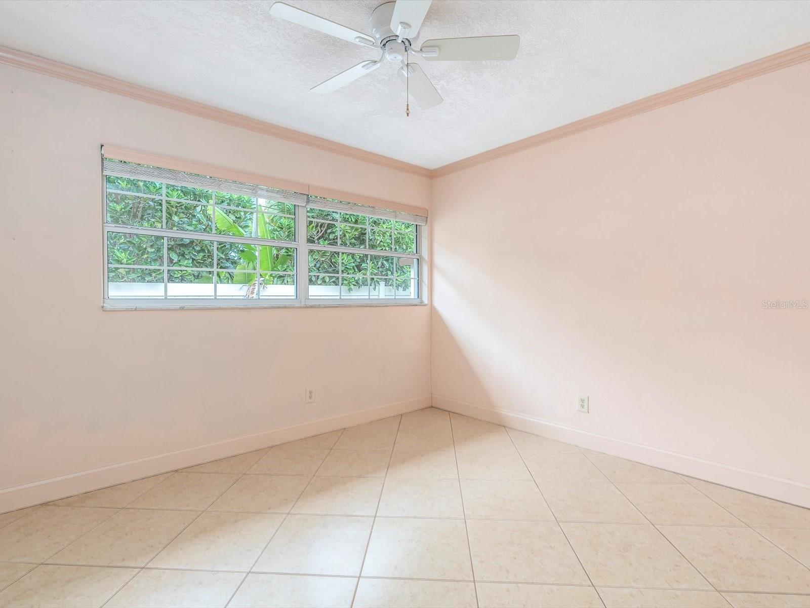 Listing photo id 23 for 8235 39th Avenue N