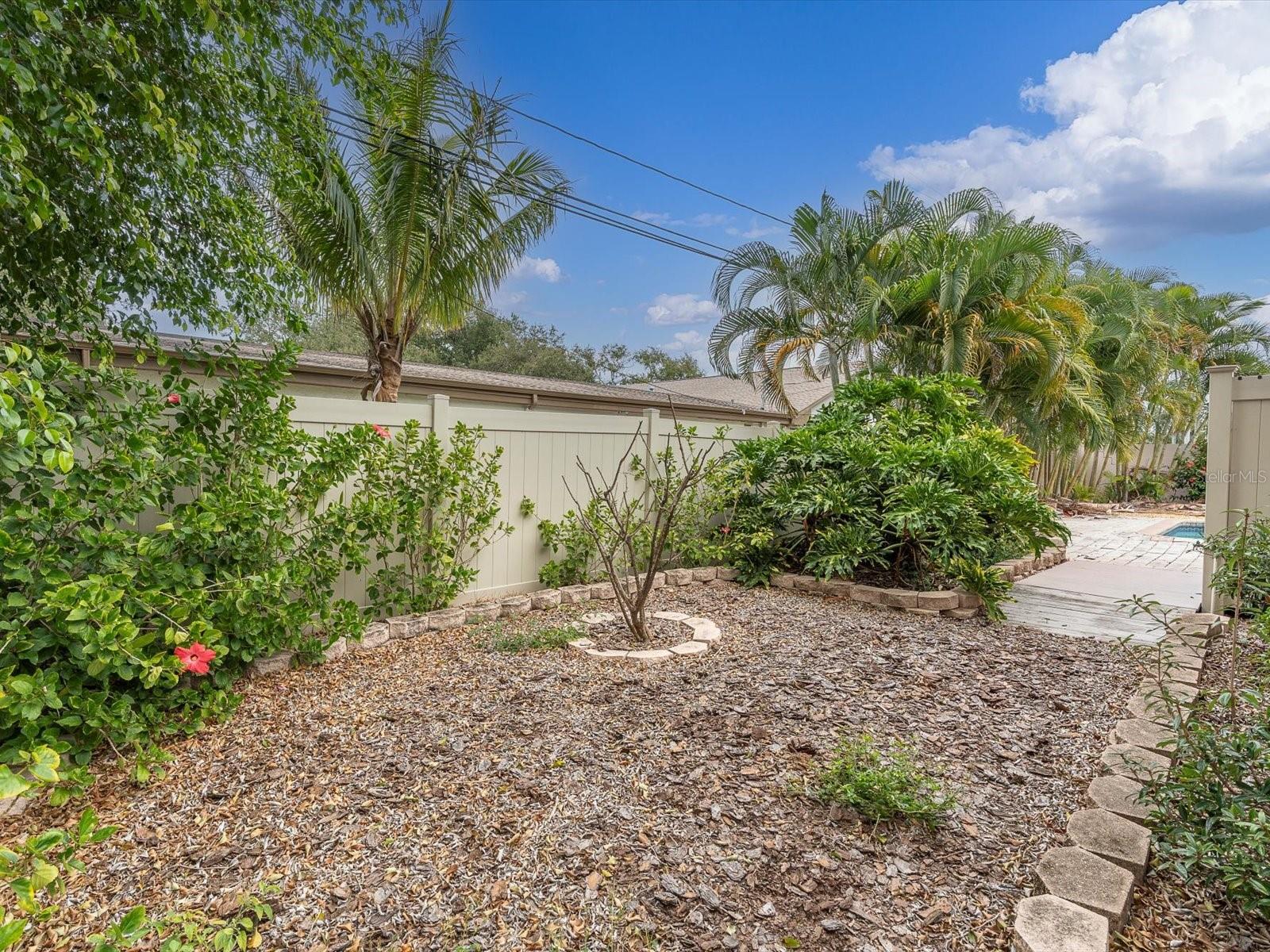 Listing photo id 34 for 8235 39th Avenue N