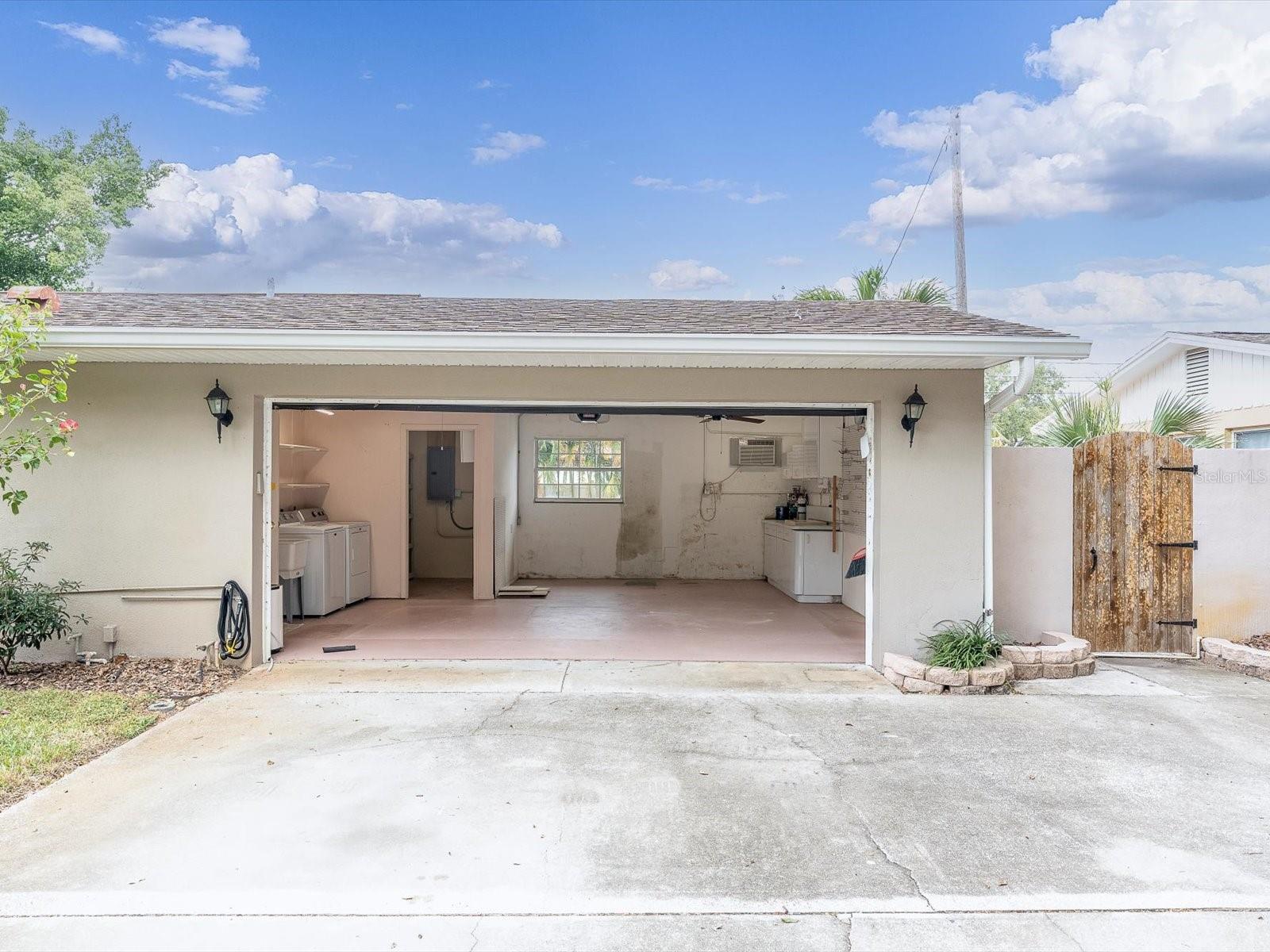 Listing photo id 35 for 8235 39th Avenue N