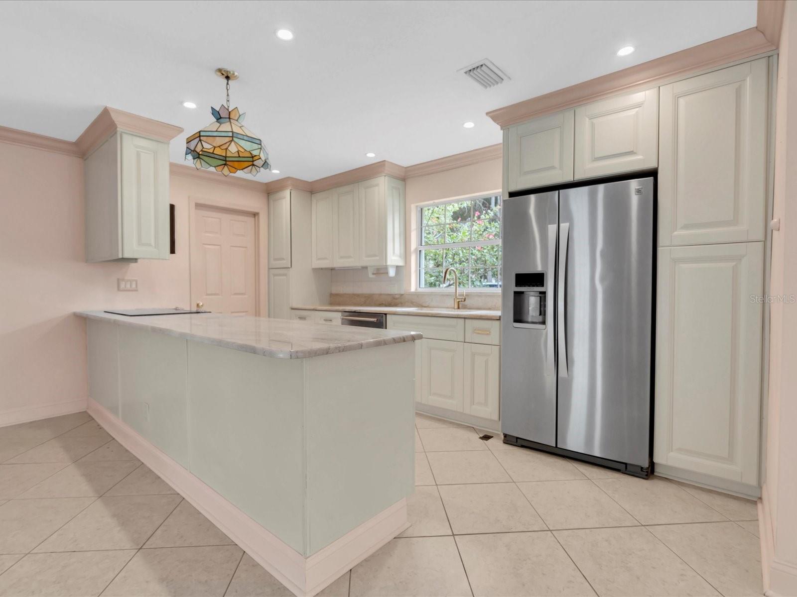 Listing photo id 3 for 8235 39th Avenue N