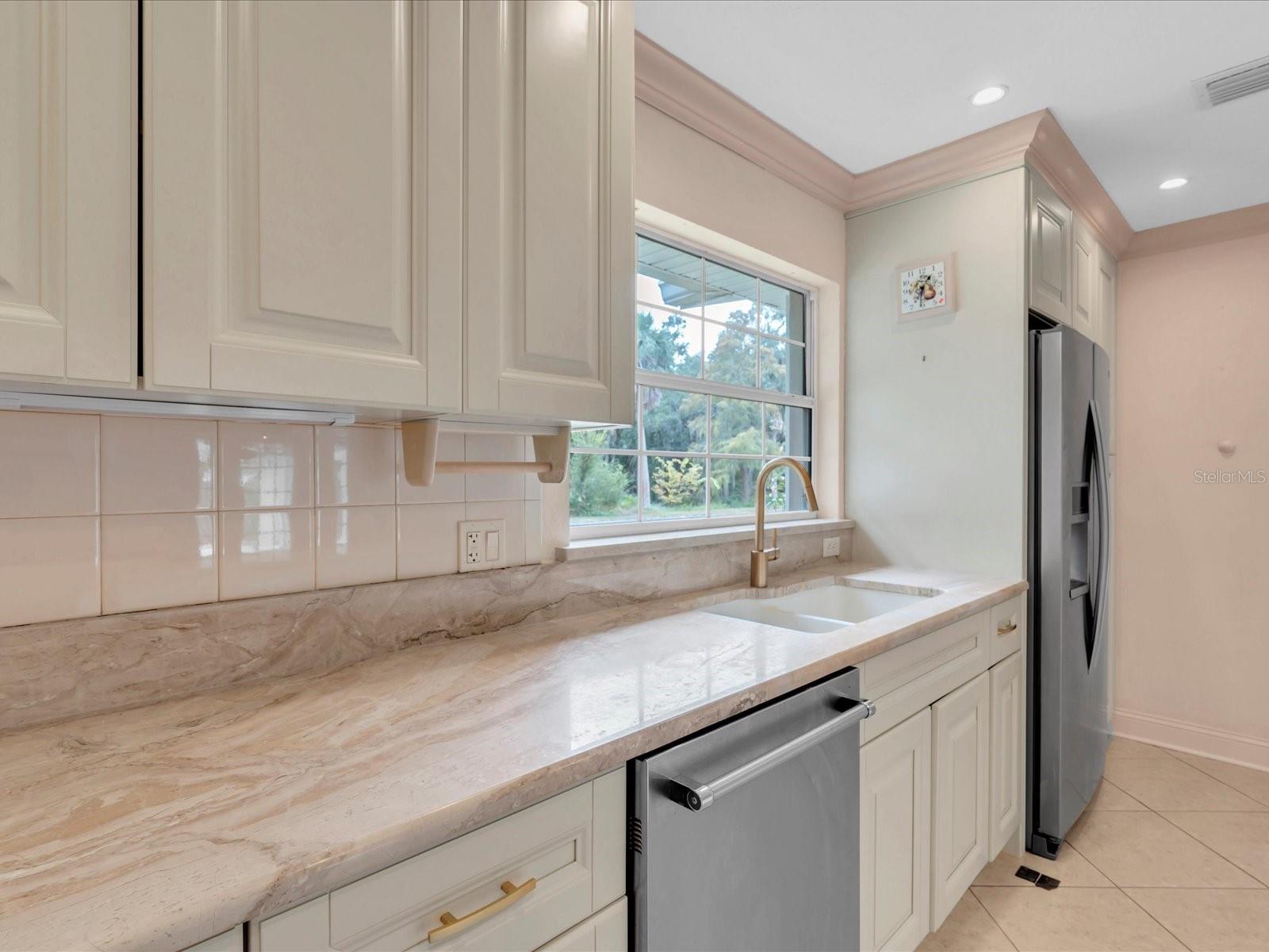 Listing photo id 6 for 8235 39th Avenue N