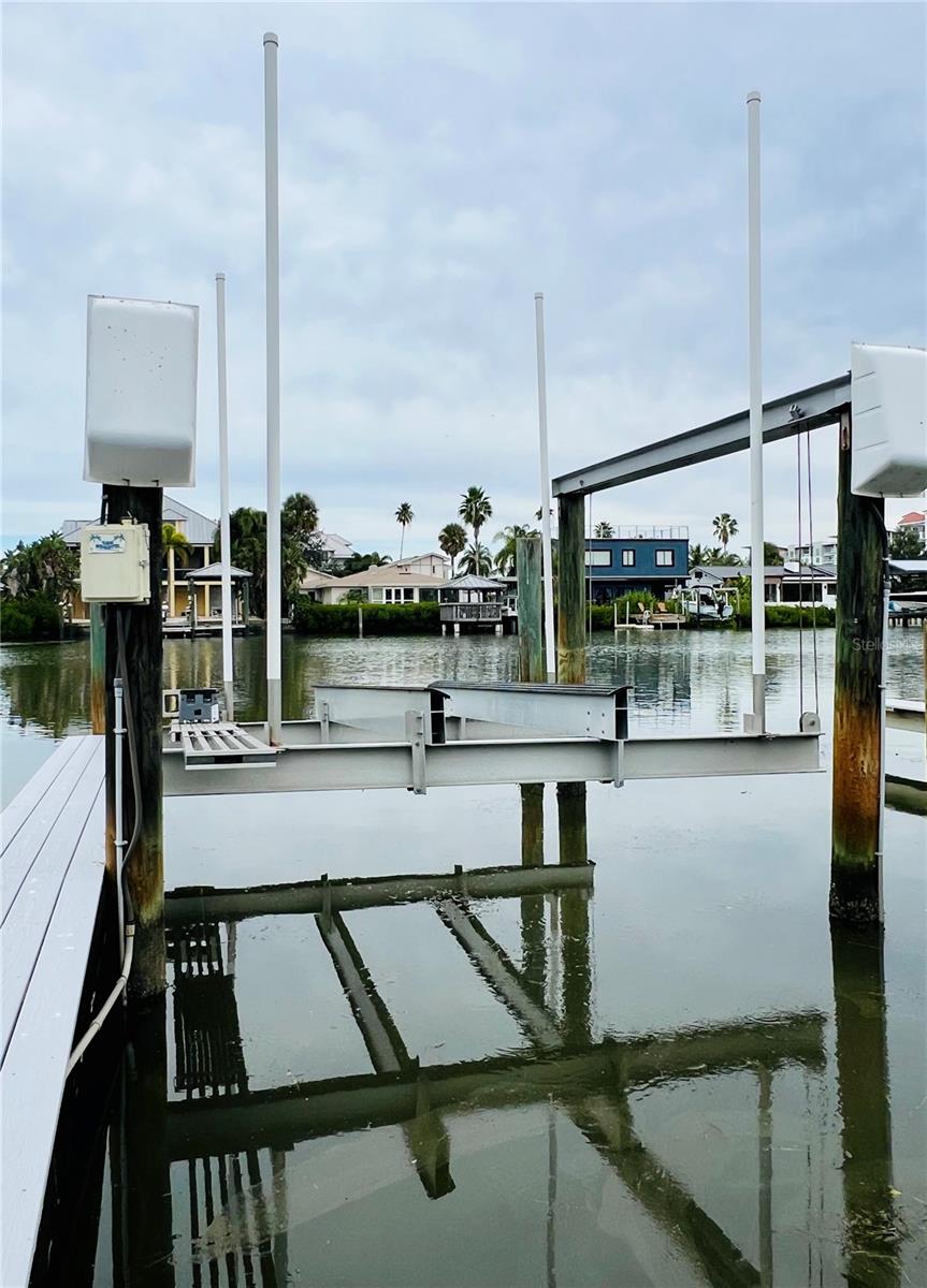 Image 2 of 16 For 300 Venetian Drive 4