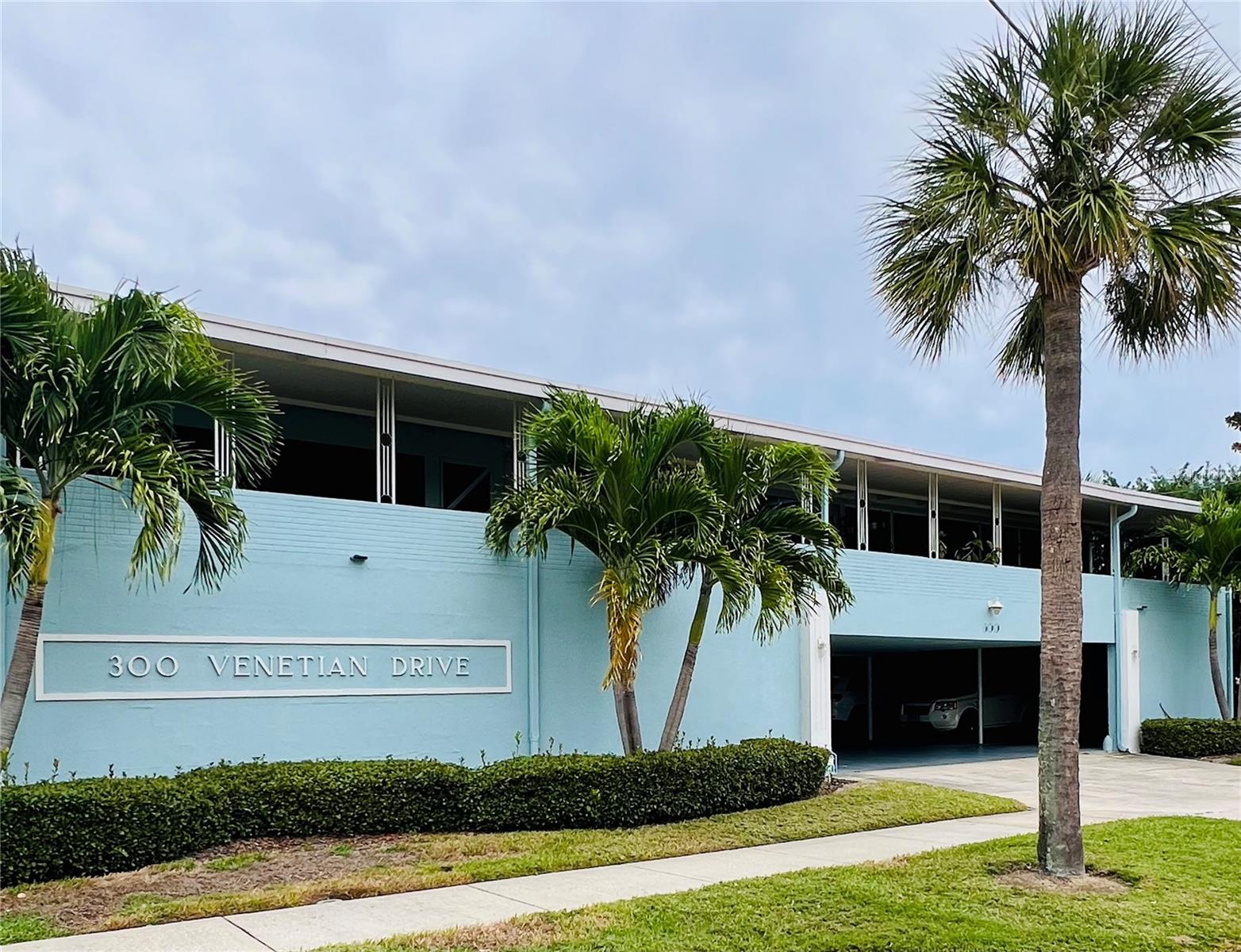 Image 4 of 16 For 300 Venetian Drive 4