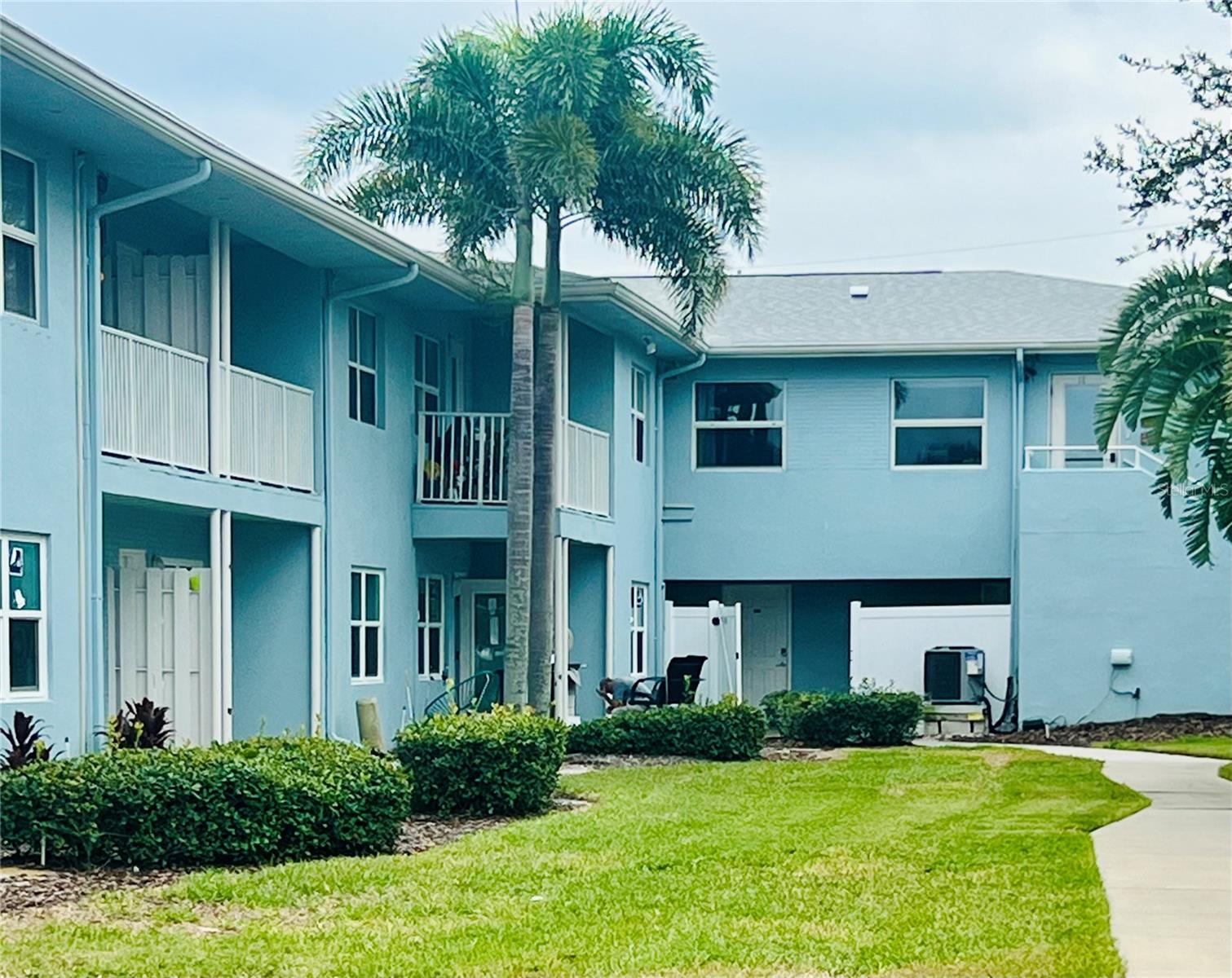 Image 5 of 16 For 300 Venetian Drive 4