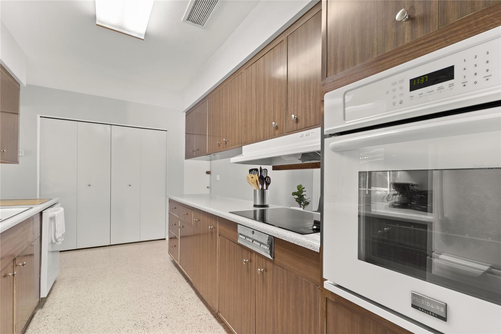 Image 10 of 27 For 904 San Remo Avenue