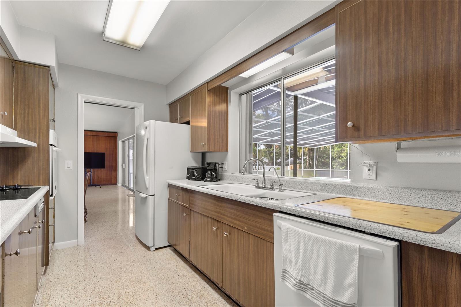 Image 11 of 27 For 904 San Remo Avenue