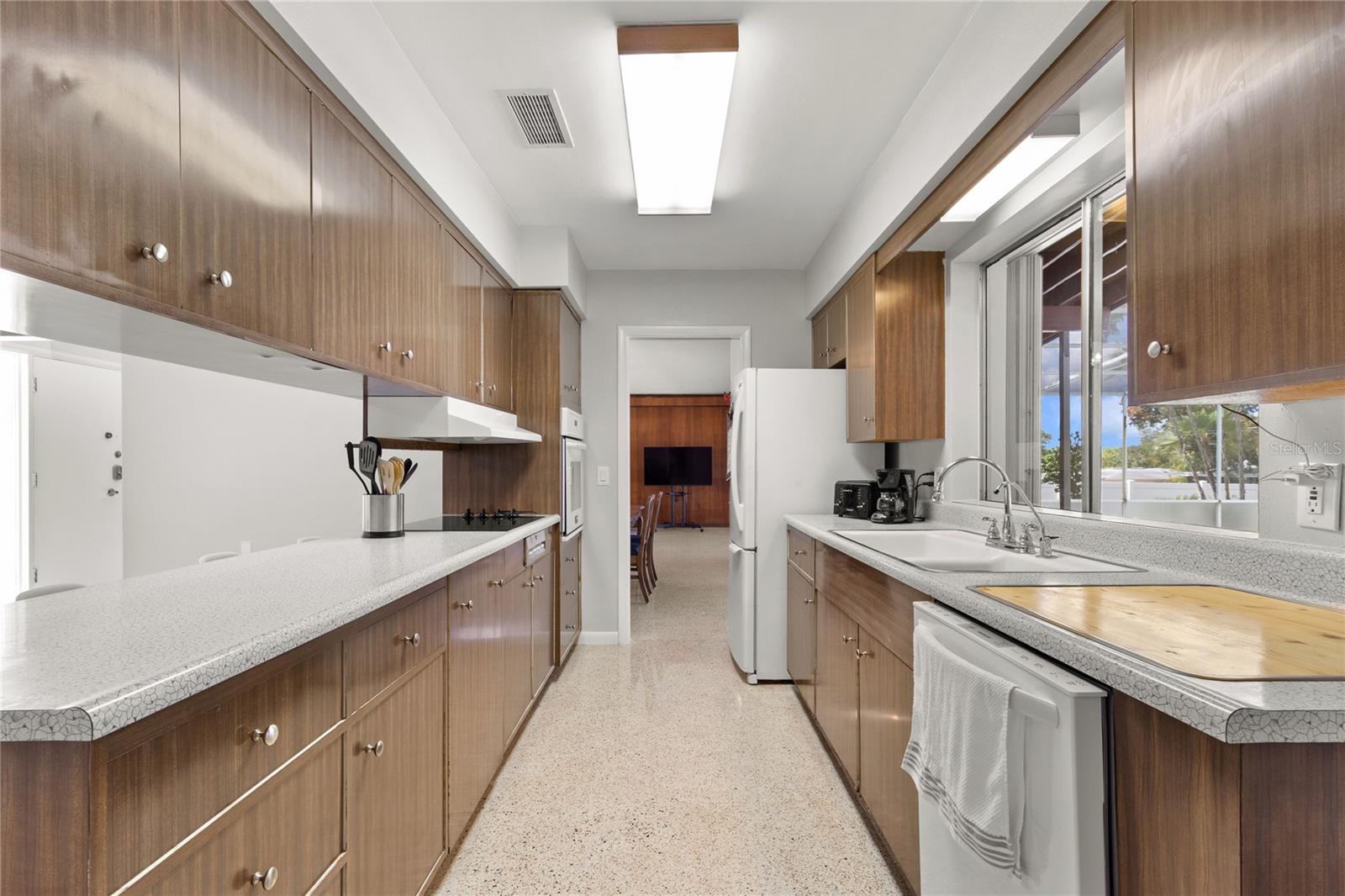 Image 9 of 27 For 904 San Remo Avenue