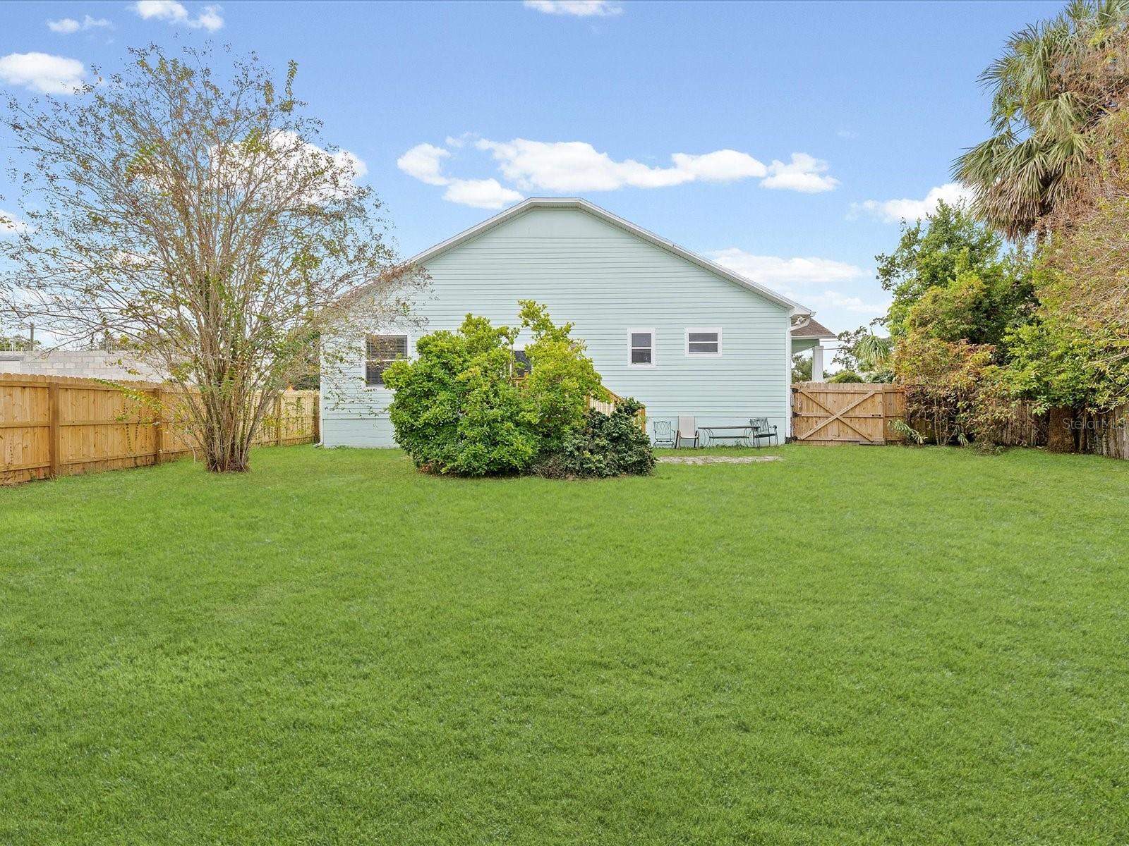 Listing photo id 30 for 404 Chelsea Street