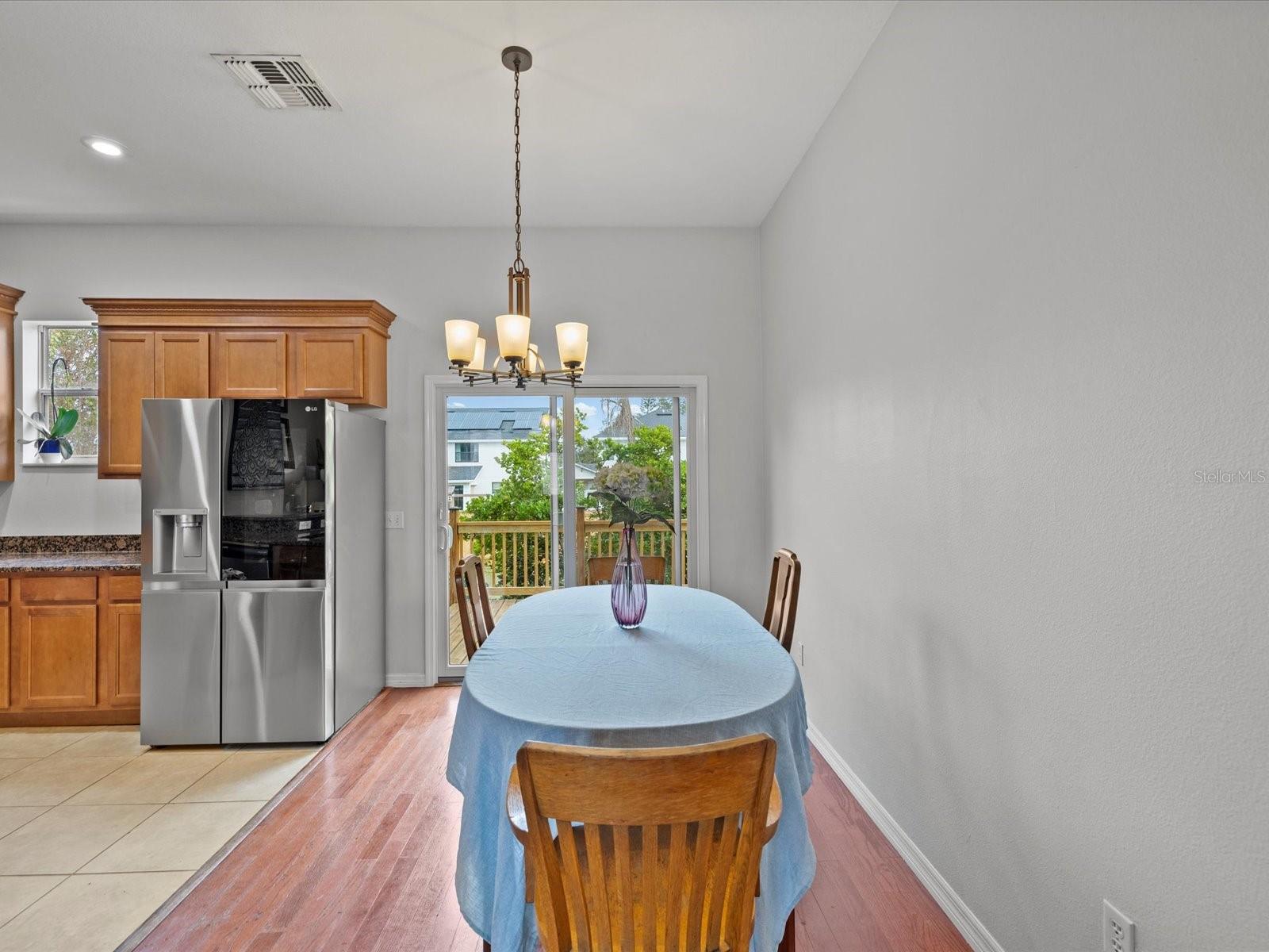 Listing photo id 4 for 404 Chelsea Street