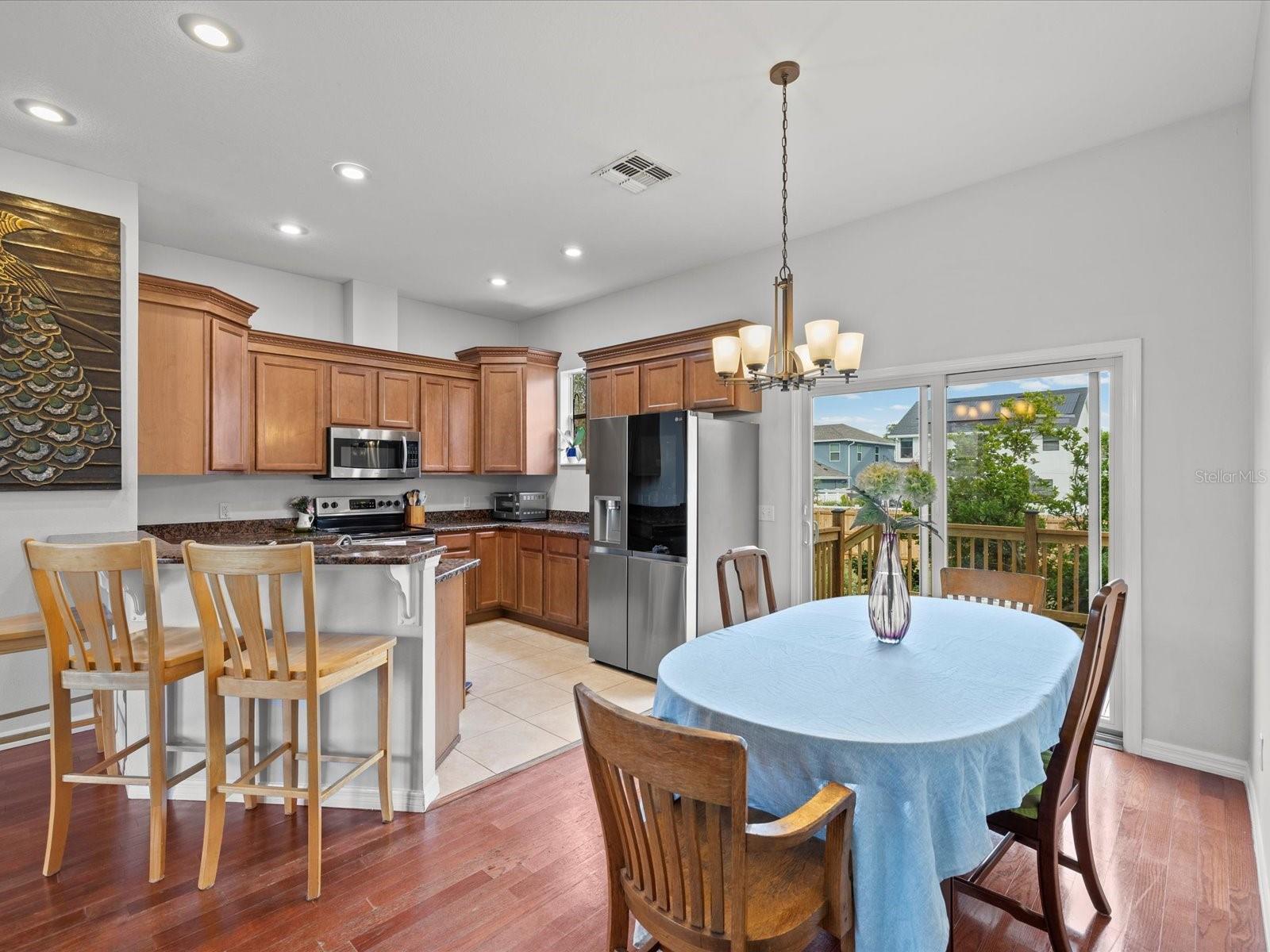 Listing photo id 6 for 404 Chelsea Street