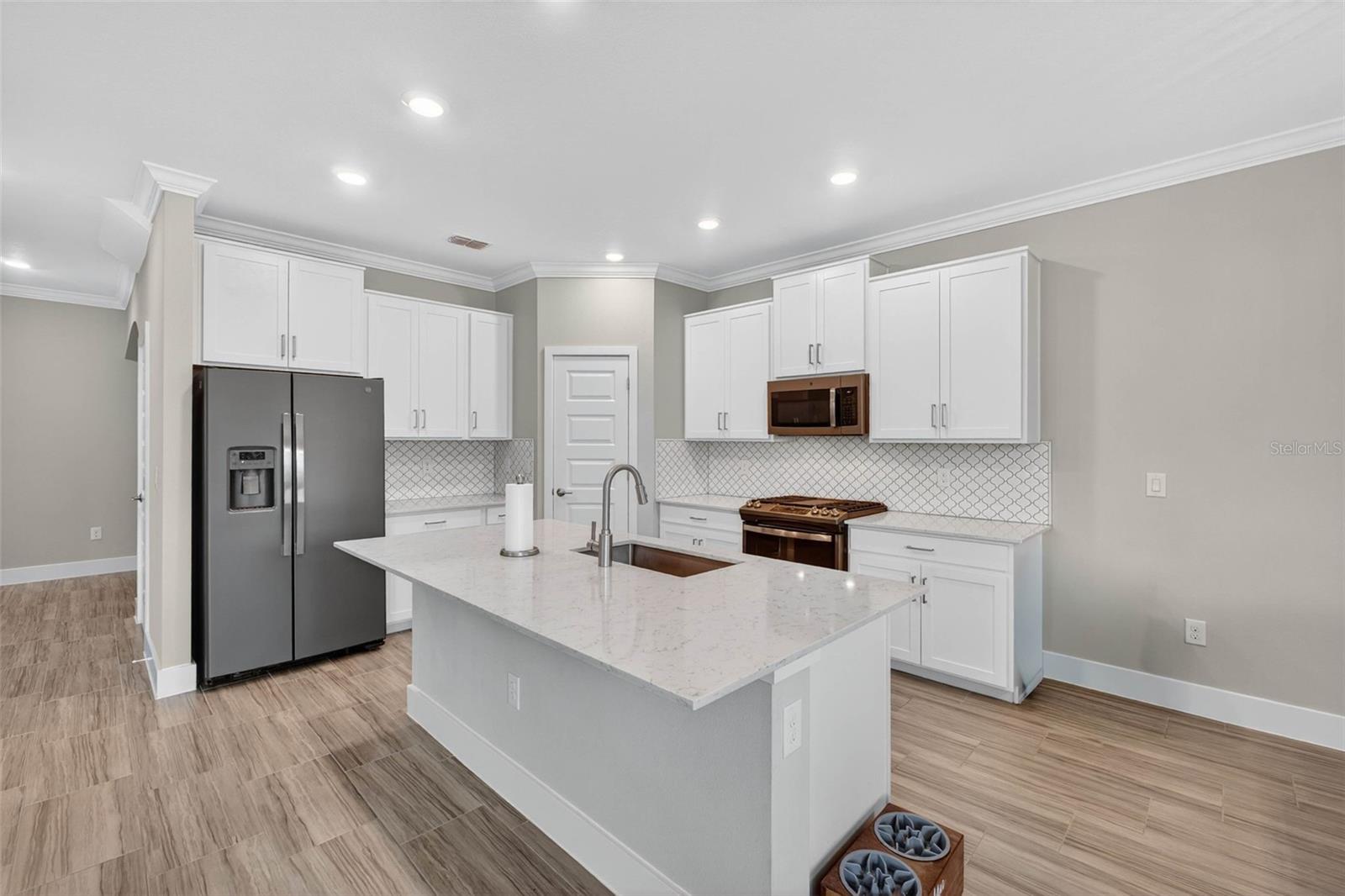 Listing photo id 9 for 3999 Cadence Loop