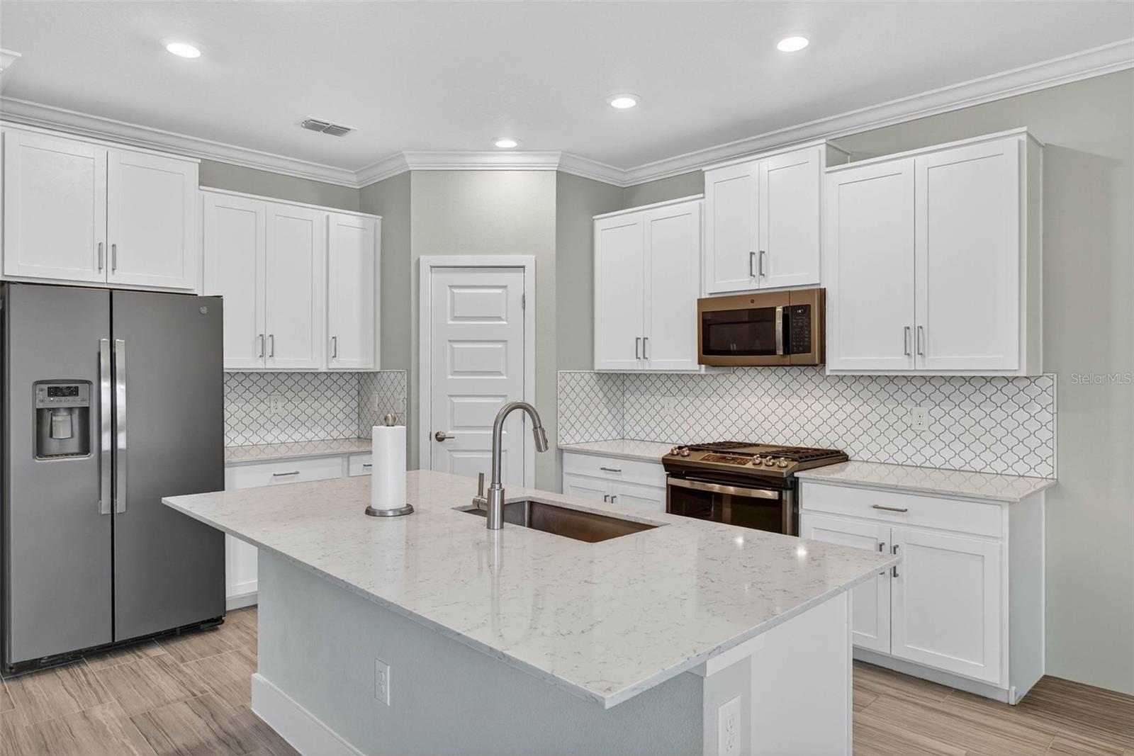 Listing photo id 10 for 3999 Cadence Loop