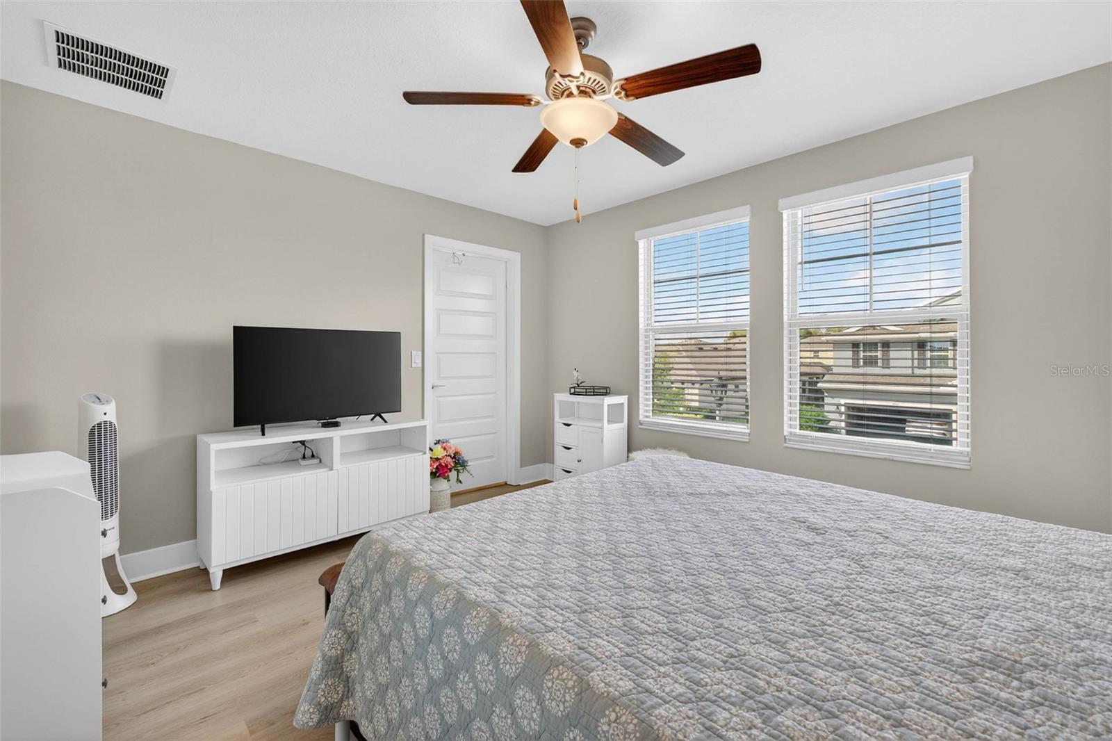 Listing photo id 32 for 3999 Cadence Loop