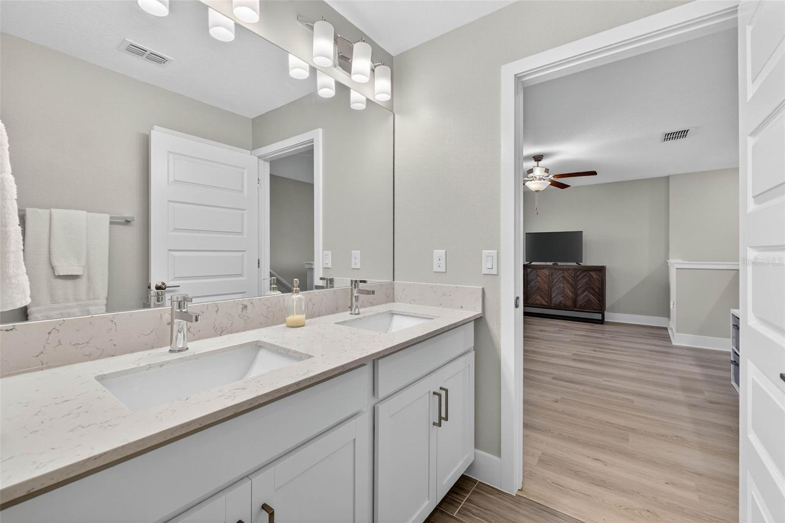 Listing photo id 37 for 3999 Cadence Loop