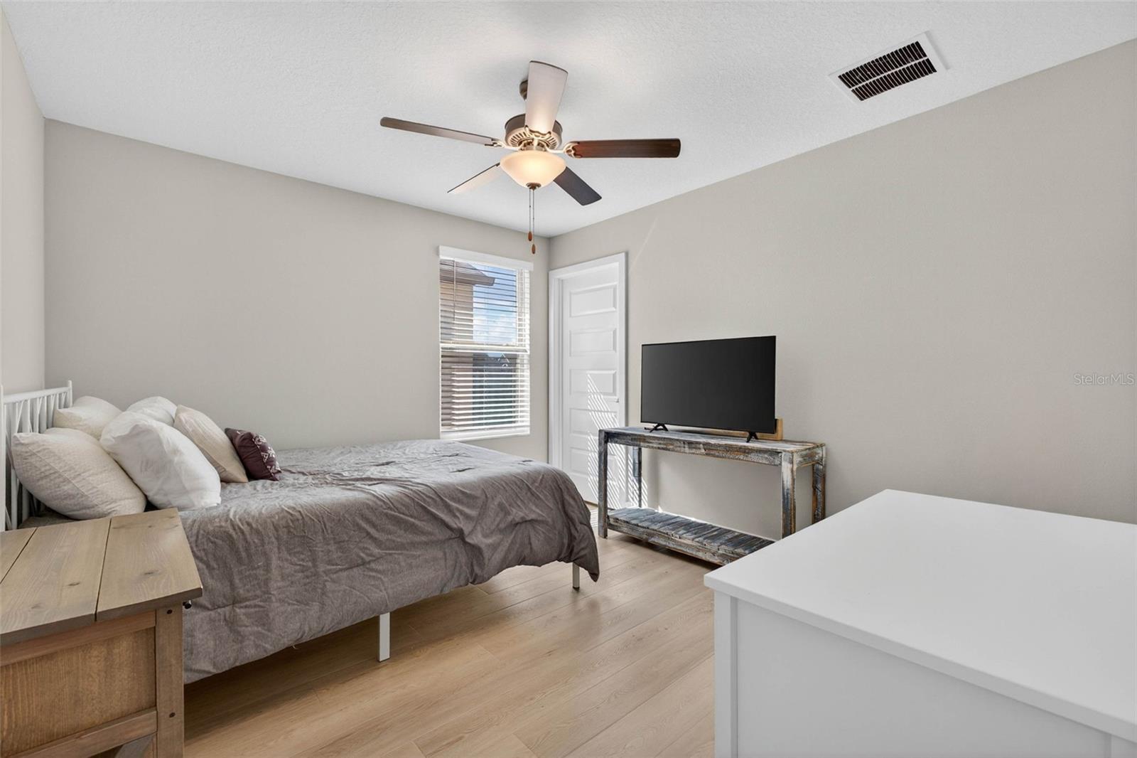 Listing photo id 55 for 3999 Cadence Loop