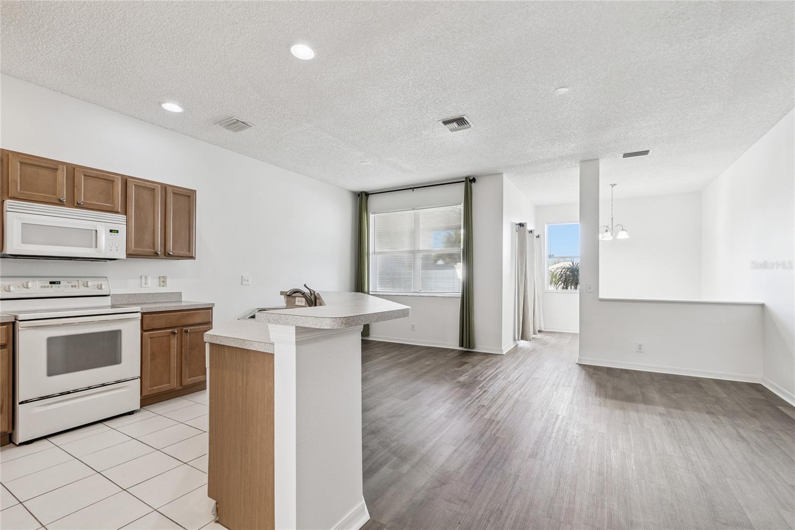 Image 18 of 87 For 571 Shoreham Court Ne